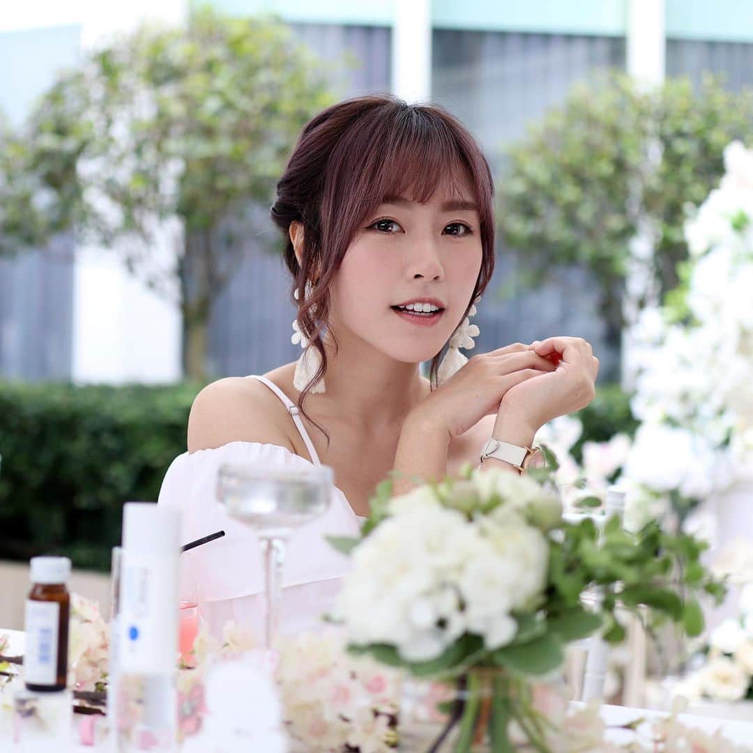 Miss Hunnyのインスタグラム：「雖然皮膚黑的女仔比較性感， 但我好像還是白一點比較耐看(´･_･`) . . #得到大家盛讚的耳環❤️ #詢問度極高的髮型 #小影教我製作的連相😲 #FANCL無添加HK  #不用防腐劑  #內外美白」