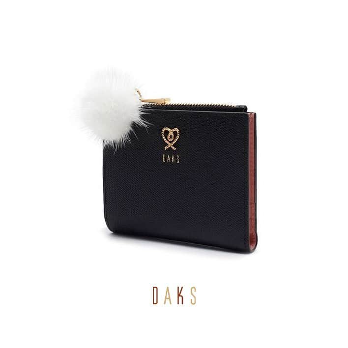 DAKS Koreaさんのインスタグラム写真 - (DAKS KoreaInstagram)「• DAKS accessories  하트 로프와 보송보송한 퍼 폼폼 장식이 러블리한 닥스 액세서리 지갑! 작지만 강한 수납에 퍼 참장식은 탈부착이 가능해 계절에 따라 사용 가능합니다. 귀여움과 실속을 모두 챙긴 하트 로프 탑지퍼 반지갑을 LF몰에서 만나보세요! . [HEART ROPE] #DCWA9F991BK . #닥스 #닥스코리아 #닥스액세서리 #DAKS #DAKSACCESSORIES #Lfmall #닥스지갑 #여성지갑 #여성반지갑 #지갑선물 #지갑추천」5月17日 13時31分 - dakskorea_accessories