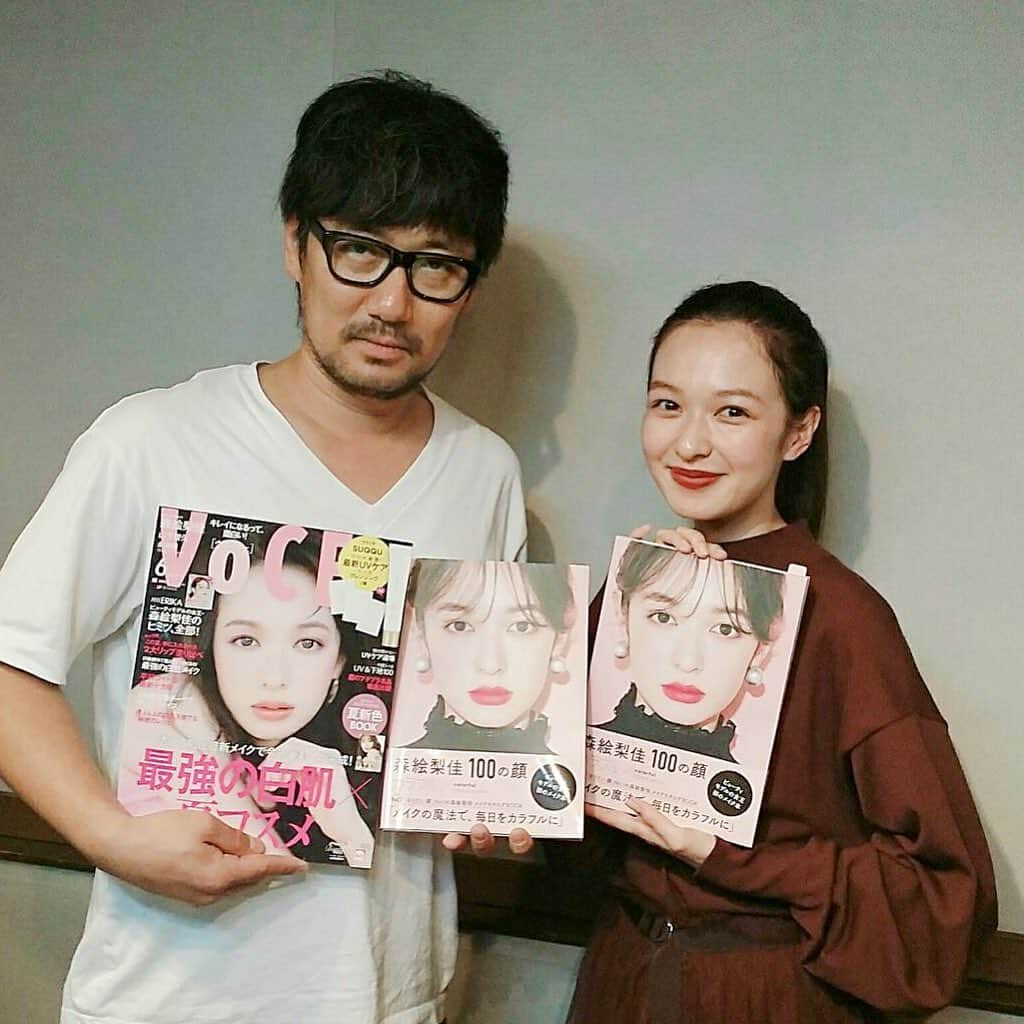 VOCE編集部さんのインスタグラム写真 - (VOCE編集部Instagram)「#河北ラジオ「ヘアメイク河北裕介のBe yourself」に、メイクビジュアルBOOK「カラフル」の発売を記念して、森絵梨佳ちゃんが出演します！✨﻿📻 ﻿ 放送日はこちら！﻿ ﻿ ＊1回目﻿ 5月18日（土曜）18時30分から18時55分＠FM福岡﻿ 5月20日（月曜）20時30分から＠FM OH !﻿ 5月23日（木曜）25時30分から＠TOKYO FM﻿ ﻿ ﻿ ＊2回目﻿ 5月25日（土曜）18時30分から18時55分＠FM福岡﻿ 5月27日（月曜）20時30分から＠FM OH !﻿ 5月30日（木曜）25時30分から＠TOKYO FM﻿ ﻿ ﻿ ★聞き逃してしまったら、下記でお聞きいただけます！﻿ ﻿ ﻿ ●全キャリア対応でAndroidとiPhoneでお聴きいただける「ドコデモFM」﻿ http://www.docodemo.fm/pc/index.html﻿ ﻿ ﻿ ●全国のFM局のラジオ番組をエリアフリー・無料で楽しめる﻿ ラジオ・プラットフォーム「WIZ RADIO」﻿ https://www.wizradio.jp/﻿ ﻿ ﻿ ●auスマートフォン・auケータイの対応機種でご利用いただける﻿ 「LISMO WAVE」﻿ http://www.au.kddi.com/mobile/service/smartphone/lismo/lismo-wave/﻿ ﻿ ﻿ ●「radiko」﻿ 「radiko」のタイムフリー機能を使えば、1週間以内の放送をお聴き頂けます！﻿ http://radiko.jp/?page=download#﻿ ﻿ お聞き逃しなく！ ﻿ #河北ラジオ #森絵梨佳 #森絵梨佳カラフル」5月17日 13時42分 - vocemagazine