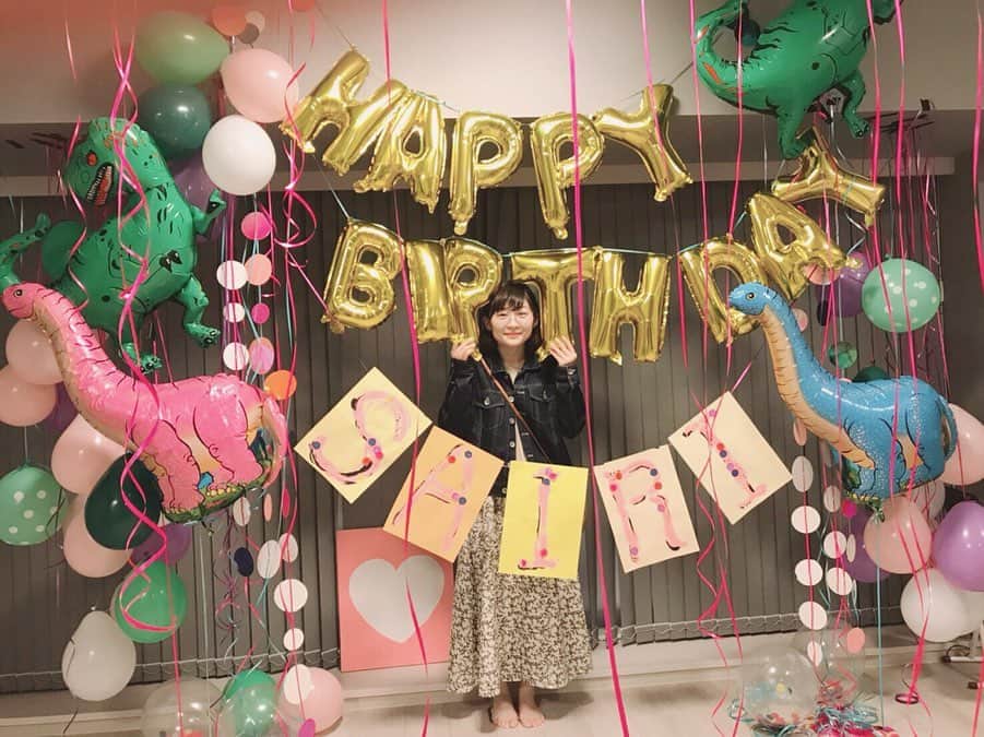 伊藤沙莉さんのインスタグラム写真 - (伊藤沙莉Instagram)「幸せが止まらない、、🥺❤️ こんなにお祝いしてもらって 幸せすぎてなんかもはや 逆に怖くなってきた😣💗 でも本当に楽しかった😚❤️ ありがとうございました💋  #風船のテーマは獣らしい #ケーキのテーマは獣道らしい」5月17日 13時48分 - itosairi