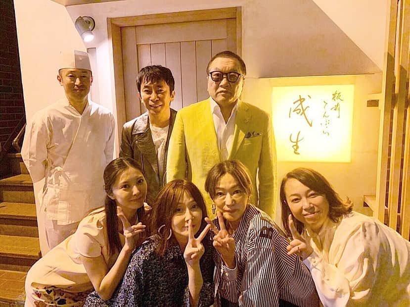 大石絵理のインスタグラム：「静岡まで天ぷらを食べに、徹の部屋でもお世話になっている見城さんがNumero familyと言ってくださり、連れてってくださりました😍😍 @numerotokyo webではコレクションレポートをさせていただいています❤︎ 素敵な皆様とおいしすぎる天ぷらで、幸せな1日でした🥰 成生の店主の志村さん、avex松浦会長、見城社長、YOUさん、Numero編集長のアコさん、ライターの岡田さんです💘😋」