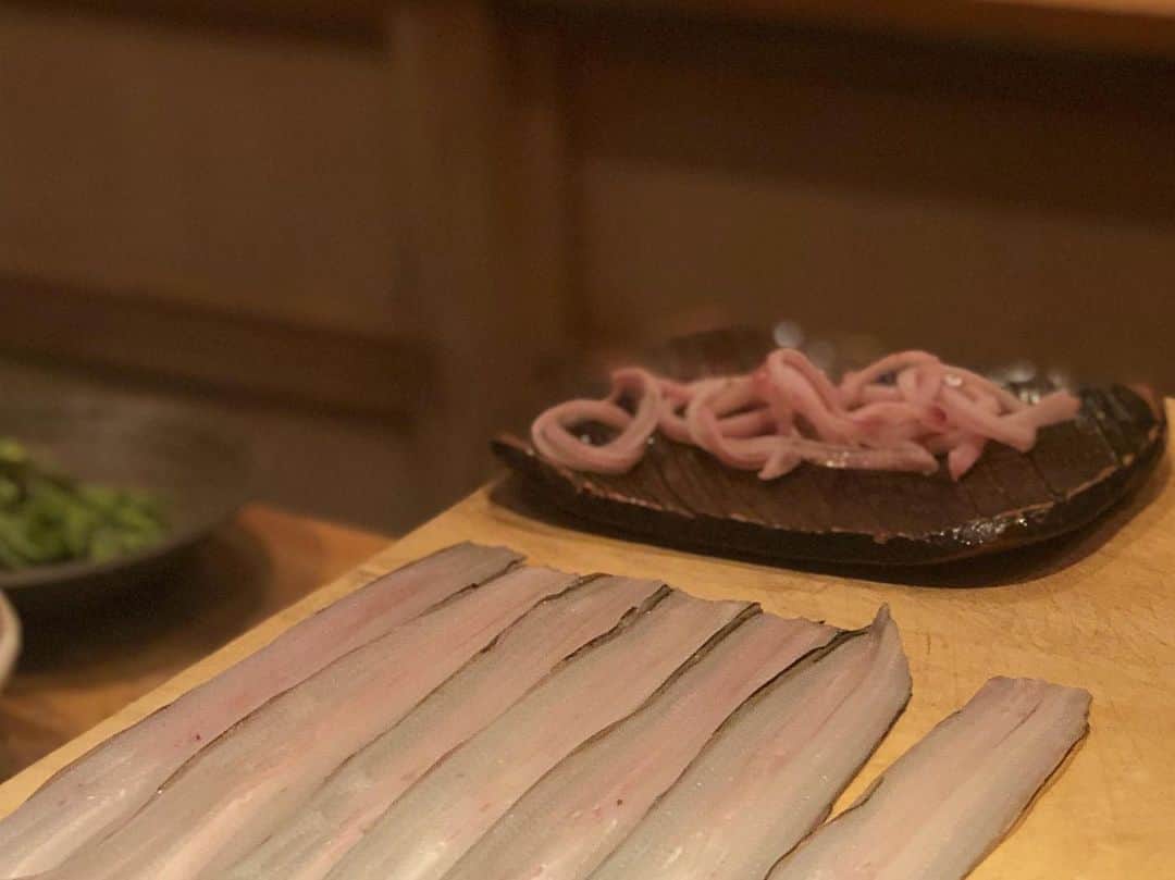 大石絵理さんのインスタグラム写真 - (大石絵理Instagram)「静岡まで天ぷらを食べに、徹の部屋でもお世話になっている見城さんがNumero familyと言ってくださり、連れてってくださりました😍😍 @numerotokyo webではコレクションレポートをさせていただいています❤︎ 素敵な皆様とおいしすぎる天ぷらで、幸せな1日でした🥰 成生の店主の志村さん、avex松浦会長、見城社長、YOUさん、Numero編集長のアコさん、ライターの岡田さんです💘😋」5月17日 13時59分 - erioishitokyo