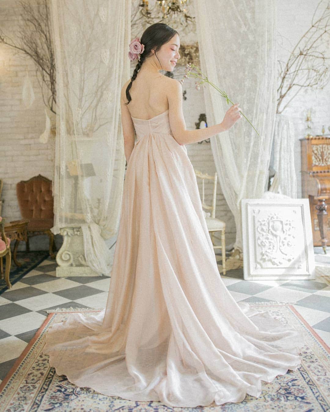 aedamさんのインスタグラム写真 - (aedamInstagram)「* カラードレスの中でも人気が高いピンク色。 少し落ち着いたグレイッシュピンクはいかがですか？ 同じようにピンクでまとめるヘアメイクも可愛くてオススメです♥️ * * *  #aedam #アエダム #カラードレス #ピンク #グレイッシュ #colordress #pink  #pinkeyeshadow」5月17日 14時03分 - aedam.wedding