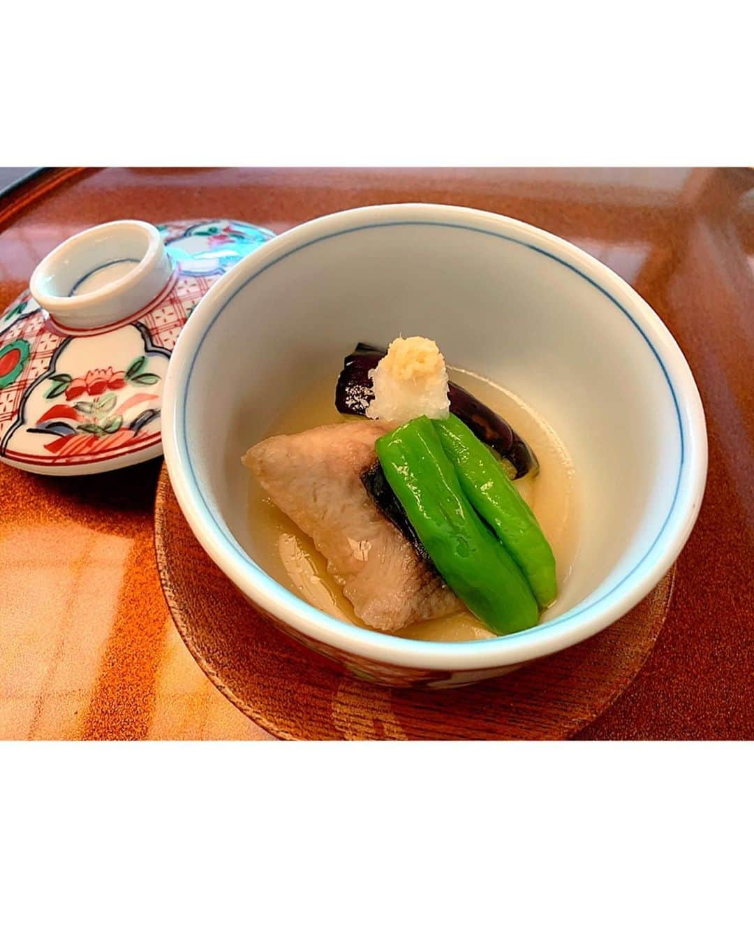 百合華さんのインスタグラム写真 - (百合華Instagram)「京都の『南禅寺参道 菊水 〜御料理と京の宿〜』にて南禅寺名物の湯豆腐ランチコースをいただきました🥰﻿ ﻿ 新しくリニューアルされたばかりの日本家屋はとてもお洒落に仕上げられていて、特に壁一面の大きな窓から眺められる日本庭園には感動しちゃいました✨✨✨﻿ ﻿ まだ風邪が完治していない弱った身体に温かくて優しい味わいの御料理達が染み渡り、﻿ 『八代目儀兵衛』のブレンド米を使用した炊きたての土鍋ご飯もひと粒ひと粒がふっくらとしていてまさに厳選された最高級米だと感じられました🍚﻿ ﻿ ついついご飯が進んで安定のおかわりです笑❤️﻿ ﻿ #京都﻿ #南禅寺﻿ #南禅寺参道﻿ #京料理﻿ #菊水﻿ #湯豆腐﻿ #ミシュラン三つ星店監修﻿ #空間デザイナー﻿ #日本家屋﻿ #日本庭園﻿ #リニューアル﻿ #ランチコース﻿ #八代目儀兵衛 ﻿ #ブレンド米﻿ #最高級﻿ #土鍋ご飯 ﻿ #おかわり﻿ ﻿ ﻿」5月17日 14時13分 - yurika.lovelily