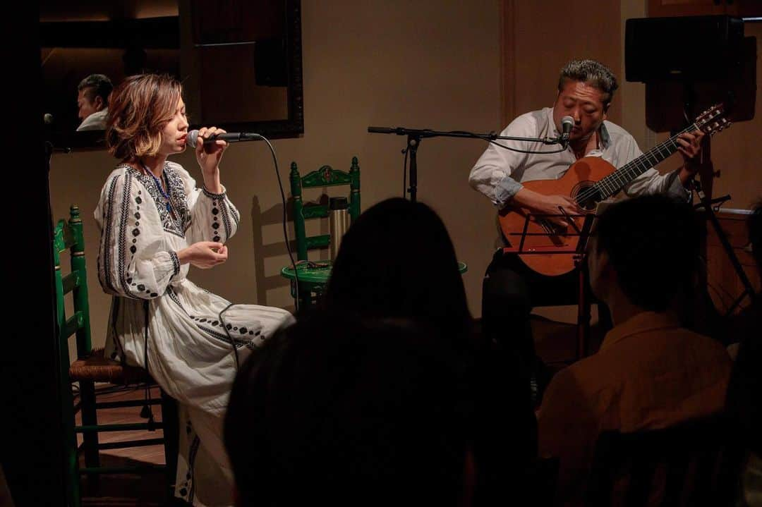 SHANTIさんのインスタグラム写真 - (SHANTIInstagram)「Last night’s show at Hayama Costarte was a full house! I am happy that many of my art pieces found a new home! Grateful for those who drove up miles from Kobe, Tohoku and farther regions to come together for an evening of music, art, delicious tapas, cake, coffee, wine, lovely smiles and lots of laughter. Great vibes coming from the audience and just so much love and collaborative energy. Thank you to Tanto Tempo, The Five Beans, Bequette for catering. Yuki Takeshita, and those who came to volunteer to make this night happen. Photo by: K #hayama #コスタルテ葉山 #葉山芸術祭2019 #葉山ライフ #ライブ #歌手2019 #ガットギター #ライブスペース」5月17日 14時13分 - shantimusic