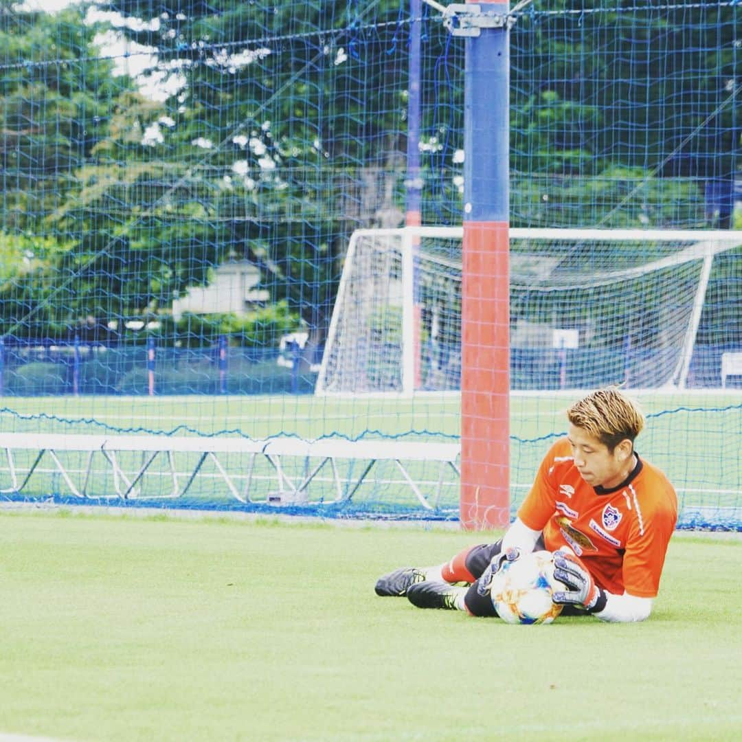 林彰洋さんのインスタグラム写真 - (林彰洋Instagram)「Training⚽️ 勇気をもってアグレッシブに挑む👍  最近暑くなってきましたが脱水症状になりやすいのでこまめな水分補給しましょ❗️🥛 #夏場も元気で #慢心は🙅‍♀️ #怠慢は🙅‍♂️ #慢心と怠慢は自身の敵 #挑むメンタル #fctokyo」5月17日 14時11分 - aki_hayashi0507