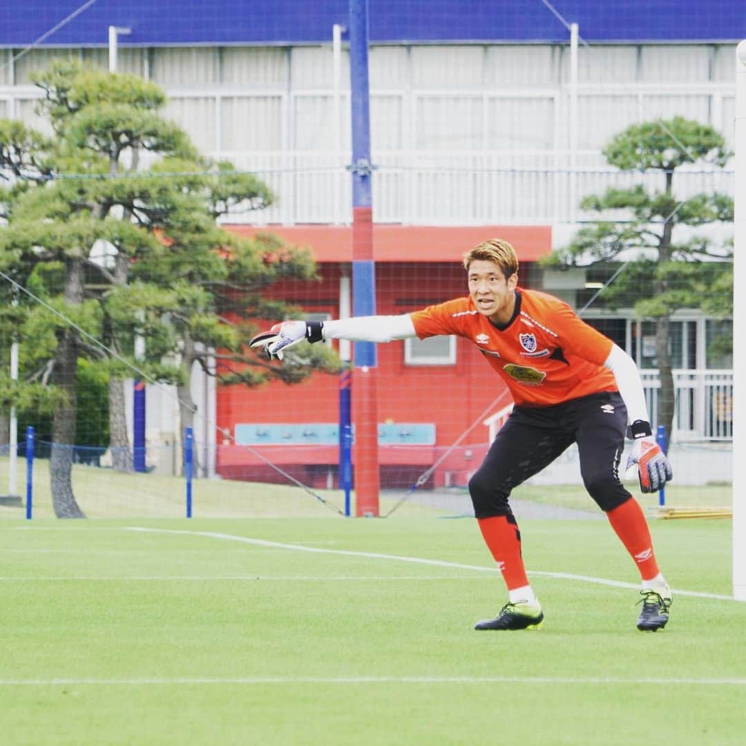 林彰洋のインスタグラム：「Training⚽️ 勇気をもってアグレッシブに挑む👍  最近暑くなってきましたが脱水症状になりやすいのでこまめな水分補給しましょ❗️🥛 #夏場も元気で #慢心は🙅‍♀️ #怠慢は🙅‍♂️ #慢心と怠慢は自身の敵 #挑むメンタル #fctokyo」