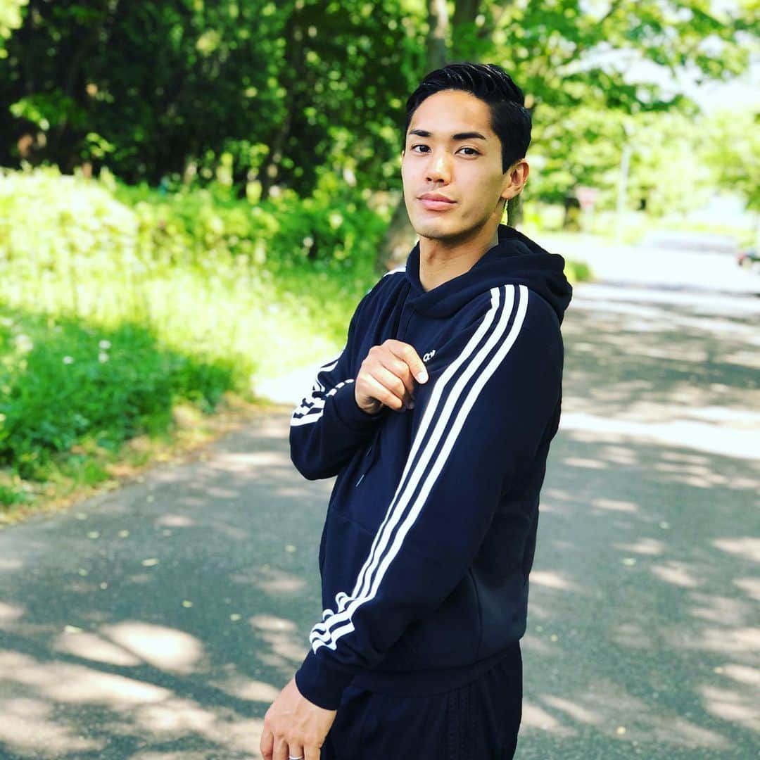 武藤嘉紀のインスタグラム：「アディダスの70周年アニバーサリーを祝って、3ストライプをシェア。アディダスの商品を2個以上買うと、クーポンがもらえるらしいよ！ #shareyourstripes #createdwithadidas @adidastokyo」