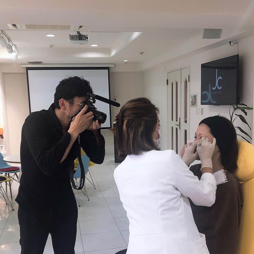 黒田愛美さんのインスタグラム写真 - (黒田愛美Instagram)「帰国後は朝一撮影から〜🎥 長丁場で既にヘトヘト… しかも恒例24時間断食中〜 #おなかへった #頑張れ私 #しばらくオフだったからしゃーない #jiyugaokaclinic #撮影中 #美容アンチエイジング専門医 #黒田愛美」5月17日 14時15分 - kurodaaimi