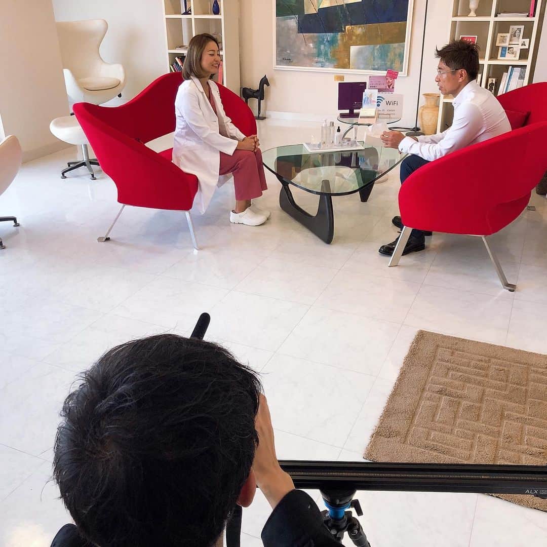 黒田愛美さんのインスタグラム写真 - (黒田愛美Instagram)「帰国後は朝一撮影から〜🎥 長丁場で既にヘトヘト… しかも恒例24時間断食中〜 #おなかへった #頑張れ私 #しばらくオフだったからしゃーない #jiyugaokaclinic #撮影中 #美容アンチエイジング専門医 #黒田愛美」5月17日 14時15分 - kurodaaimi