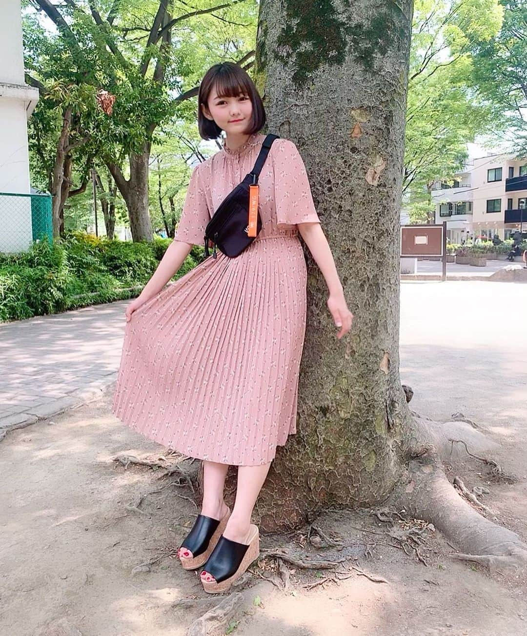 みさねさんのインスタグラム写真 - (みさねInstagram)「ピクニック〜春コーデ🌸三枚目は撮れた？って近づいとるw あったかくなったけんサンダル👡 ㅤ ワンピースは @179wg  プリーツ可愛すぎる🥺❤️ ㅤ コルクウェッジサンダルは @shopnikoniko  タイムセールで安くなっとるよ！ ㅤ バッグも @179wg  靴の色と合わせたたたた ㅤ #春コーデ #春服 #春 #花柄ワンピース #花柄スカート #花柄 #ワンピース #ワンピースコーデ #ウエストポーチ #サンダル #低身長コーデ #コーデ #大学生コーデ #古着コーデ #ショップにこにこ_zozotown」5月17日 14時22分 - misane1209