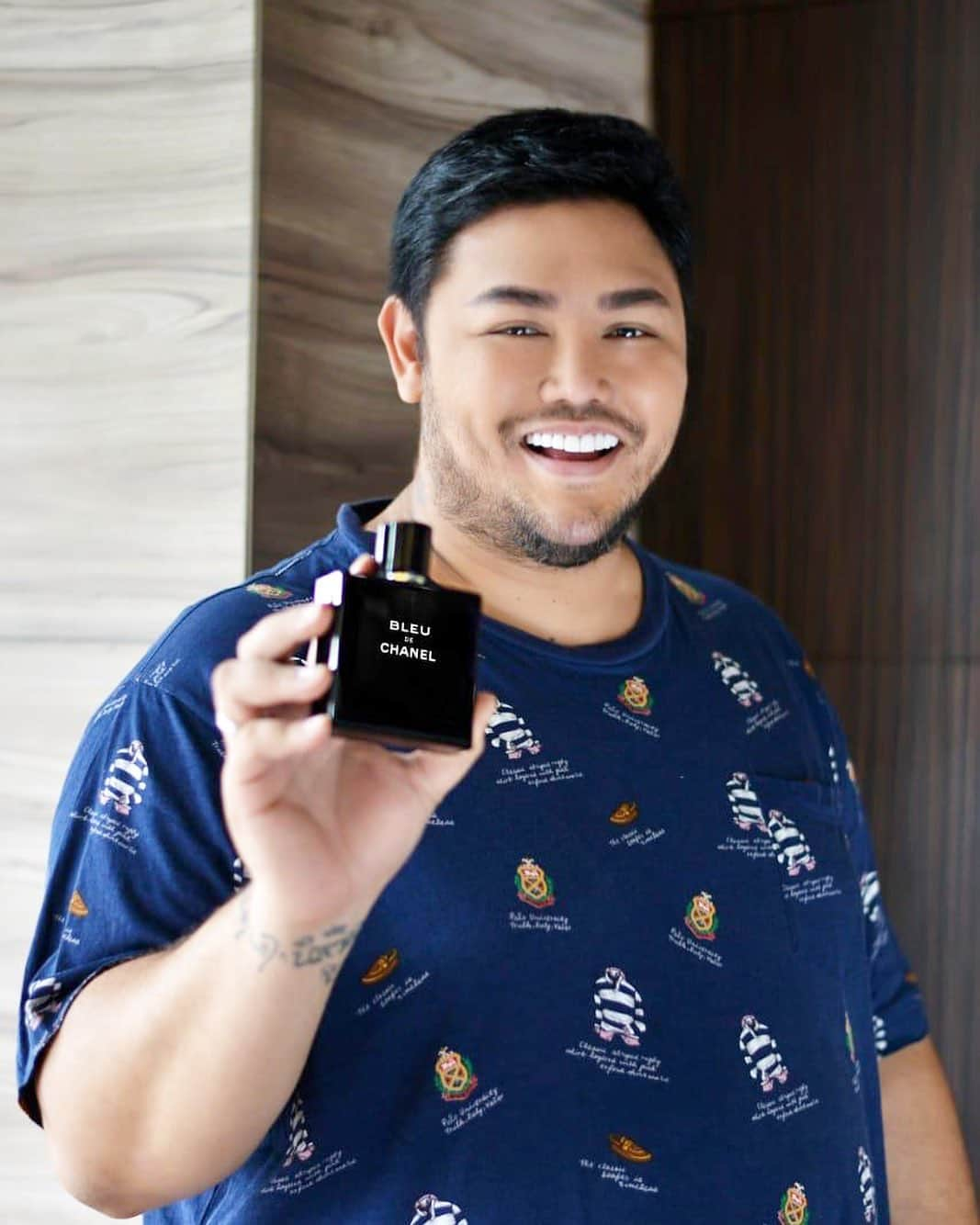 Ivan Gunawanさんのインスタグラム写真 - (Ivan GunawanInstagram)「Yuhuuu koleksi parfum aku nambah lagi , karna aku suka banget koleksi parfum original aku sllu prcya sama @ls_parfum 👍 Tempat favorite aku belanja parfum hanya di @ls_parfum  Tempat penjualan parfum 100% trusted & kalian bisa temukan brand parfum apa aj di @ls_parfum selain itu harga nya terjangkau , banyak promo & bergaransi lho guys 🥰 tunggu apa lagi kepoin yuk @ls_parfum 😁 . . . Handled by @iconic_sister」5月17日 14時23分 - ivan_gunawan