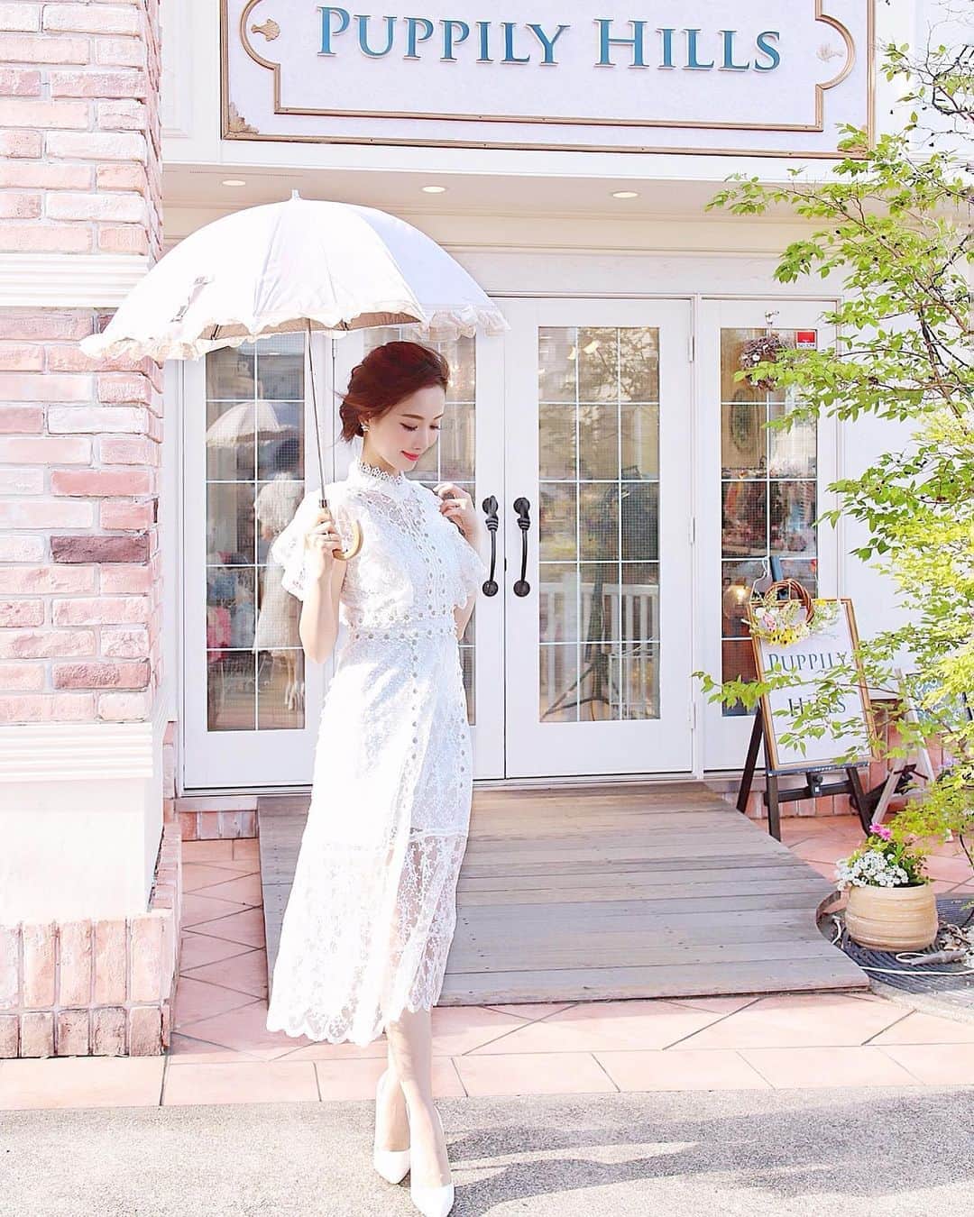のインスタグラム：「🧸🌼🧸🌼﻿ ﻿ 本日発売になりました、﻿ #デイジー #🌼 のお花が可愛いレースワンピースです👗✨﻿ 初回は数量限定の販売になりますので、﻿ 気になる方はお早めにオーダー下さい🥺✨﻿ ﻿ 夏はやっぱり白が好きです♡﻿ （冬も白が好きですが。。年中好きということですね〜笑）﻿ ＊身長163cm Sサイズ着用 ﻿ ☑︎dress @montresorsaki  #montresor #モントレゾール﻿ ﻿ ┈┈┈┈┈┈┈┈┈┈┈┈┈┈┈┈﻿ ﻿ #montresorsaki #セレクトショップ #selectshop #レースワンピース #daisy #フラワーワンピース #dress #dressshop #観劇コーデ #お茶会コーデ #大人可愛い #大人可愛いワンピース #ワンピースコーデ #whitecode #ホワイトコーデ #人気アイテム #本日発売」
