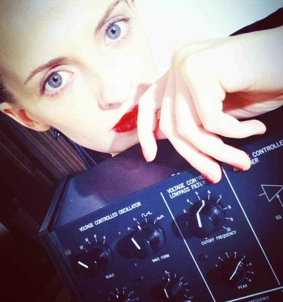 アナンダ・ジェイコブズさんのインスタグラム写真 - (アナンダ・ジェイコブズInstagram)「Not every day you model with a modeling synth. Or synth with a synthesizing model.  Ooh, oscillators! . .  #model #synth #oscillator #gear #gearslutz #anandajacobs #modelintokyo #外国人モデル #musician #keyboards #synthesizer #blueeyes #redlips #hand」5月17日 14時32分 - ananda_jacobs_