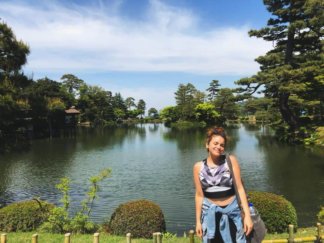 リンジー・ピアースさんのインスタグラム写真 - (リンジー・ピアースInstagram)「Sunshine on my shoulders makes me happy. 🌳🌞🌿 (Thank you @robbyb8690 for capturing me standing in front of all the beautiful green) #kenroukengarden #kanazawa #japan #japanesegarden #green」5月17日 14時38分 - lindsayheatherpearce