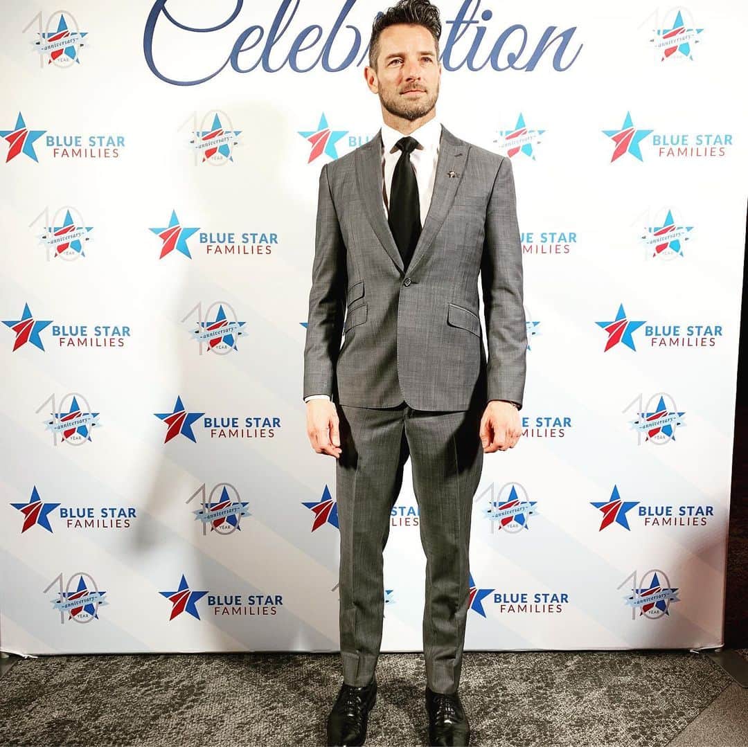 イアン・ボーエンのインスタグラム：「Delighted to MC the Celebration of 10 years of Blue Star Families and Neighbors in DC this week. This org provides vital integration and living assistance for military families in their civilian communities.  I’ve spoken to these people, heard their stories and am more determined now to help aid these service men and women than ever before.  Take a look at the great work @bluestarfamilies is doing and get involved if you can.  Thanks. ~ian」