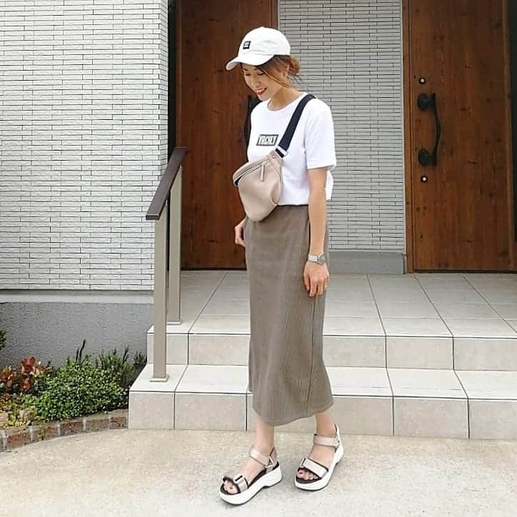 aicoco0202さんのインスタグラム写真 - (aicoco0202Instagram)「✳︎ ✳︎ ✳ ✳ ✳ ✳︎ ★#outfit ★ ✳︎ ✳︎ ✳ ✳ ✳ ロゴTにタイトスカートでカジュアルコーデ☻♫ ✳ ✳ ✳ ✳ UNIQLOの#リブタイトロングスカート は 程よくゆとりのあるサイズ感なのに シルエットがキレイでお気に入り♡♡♡ ✳ ✳ しかもロング丈なのが今年っぽいです♡ ✳ ✳ バックスリットも入りで女性らしく履けるし、 伸びのいい素材だから動きやすさも◎！ ✳ ✳ ✳ ✳ GUのロゴTはお値段¥990とプチプラなのに シンプルなボックスロゴが可愛いよ♡♡♡ ✳ ✳ ✳ ✳ ✳ ✳ Tops・Shoes・Bag… @gu_global @gu_for_all_ #GU#ジーユー Skirt… @uniqlo @uniqlo_ginza @uniqlo_with #UNIQLO#ユニクロ Cap… @bmingbybeams_official ✳ ✳ ✳ ✳ #ootd#きょコ#coordinate#fashion#夏コーデ#今日のコーデ#プチプラコーデ#大人カジュアル#カジュアルコーデ#ママコーデ#ママファッション#ママスタ夏コーデ#uniqloginza2019SS#ユニジョ#ユニクロスカート族#ユニクロのロングスカート#mamagirl#locari#GUMANIA#大人GU部#gu_for_all#GUコーデ#お洒落さんと繋がりたい」5月17日 14時46分 - aicoco0202