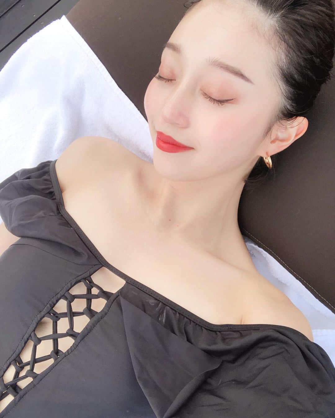 梅谷安里さんのインスタグラム写真 - (梅谷安里Instagram)「hello🌹 ・ ・ @lalastyprivatesalon  で初のハーブトリートメントしてもらったよ🌿始めは少し乾燥するけど、良い美容液たくさん入れ込んでいって1週間後にはツヤツヤに🥰 今ならお得なキャンペーンもしてるみたいだよ❤️ ・ ・ @eyeflash_nishinomiya で まつげエクステも付けてもらい メイクが楽すぎる〜🥰 #beauty#beautygram #swimwear#美容#エステ #ツヤ肌#マツエク#まつげエクステ」5月17日 14時52分 - anriworld