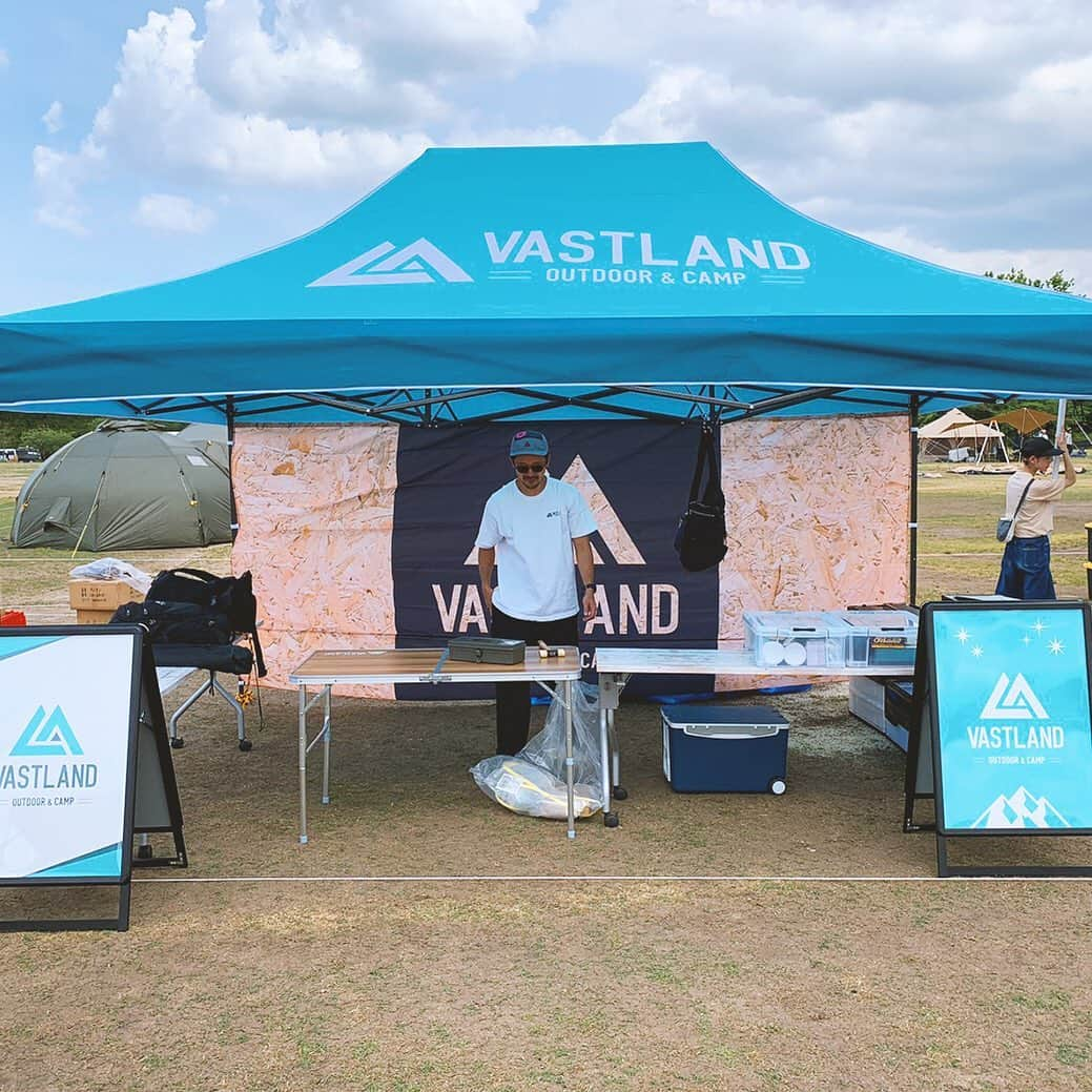 VASTLANDさんのインスタグラム写真 - (VASTLANDInstagram)「【VASTLAND×OUTDOORPARK2019 The Day Before】 . .. 明日はいよいよ「アウトドアパーク2019」です。 スタッフ一同、皆さまのご来場を心よりお待ちしております。 . 現在、明日の出店に向けて設営中でございます。 目印は存在感たっぷり、「エメラルドグリーン」のテントです！ . .. VASTLAND公式アカウントでのリポスト希望の方は【#VASTLANDリポート】を付けてVASTLAND製品をご投稿ください！ . .. #VASTLAND #ヴァストランド #アウトドアパーク #アウトドアパーク2019 #outdoorpark #outdoorpark2019  #キャンプ #camp #キャンプ好きな人と繋がりたい #キャンプギア #キャンプ道具 #キャンプ用品 #ソロキャンプ #デイキャンプ #ファミリーキャンプ #ファミキャン #グルキャン #ソロキャン #オートキャンプ #キャンプ女子 #キャンパー #キャンプ好き #キャンプしたい #万博公園 #万博記念公園」5月17日 15時00分 - vastland.jp