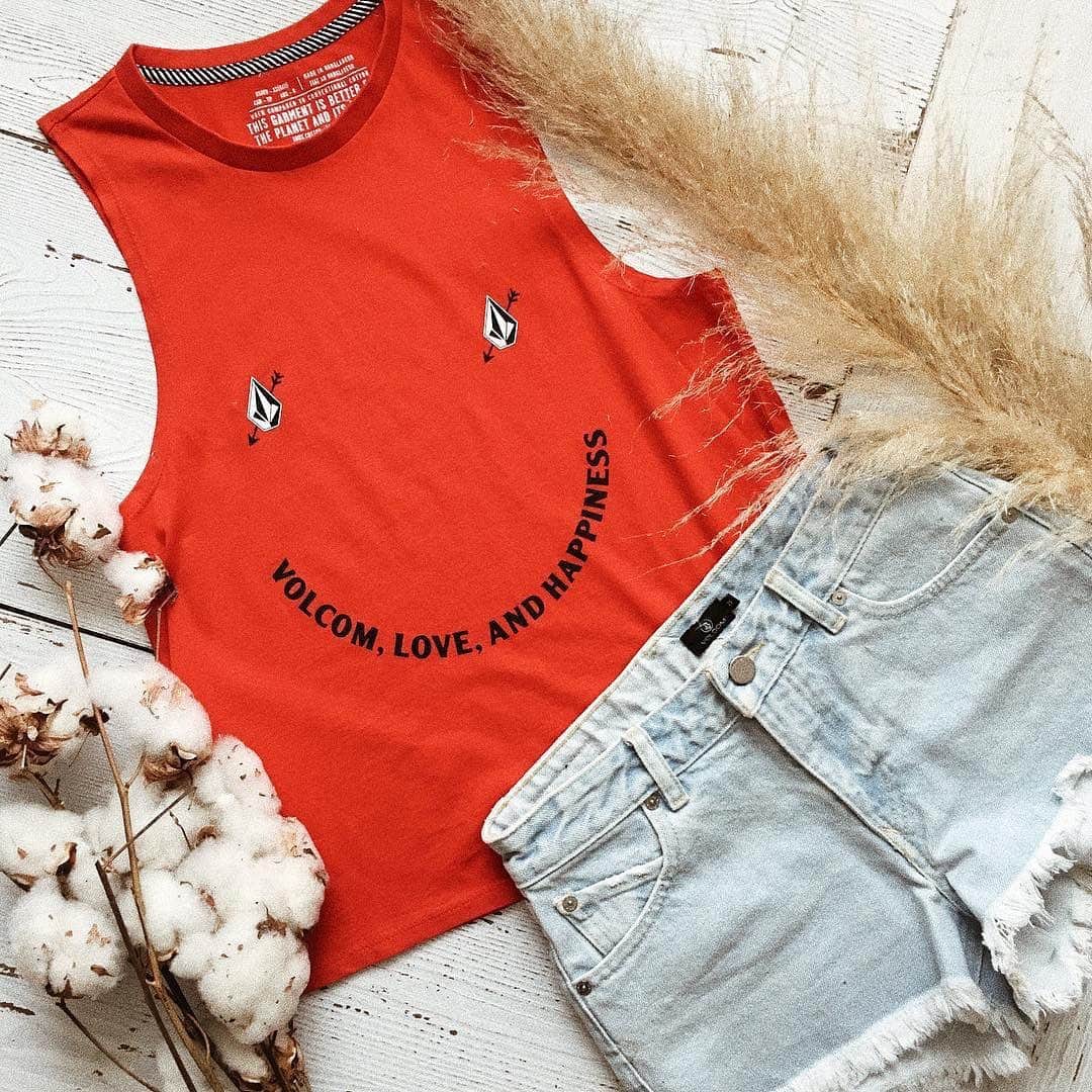 のインスタグラム：「#FarmToYarn ORGANIC TEE COLLECTION🌏 Tee: Volcom Love Tank🌾 💕 Shorts: 1991 Short 「FARM TO YARNプロジェクトは、人々のグループでの考え方を変える力を持っていると思います。それこそが彼らが生きていくための方法であり、彼らが常にとってきた方法であるのと同時に、まさに彼らの人生がどのようにできるのかということにおいて重要なものだと感じています。」 洋服を製造することは、汚いビジネスになり得る可能性があります… それを明らかにする短編ドキュメンタリー”FARM TO YARN”を公開📽🌏 字幕付フルムービーはプロフィールのリンクより📲 #Volcom #VolcomJapan #TrulyDefined #TrueToThis #ecotrue #VolcomNewFuture #Sustainability #ボルコム」