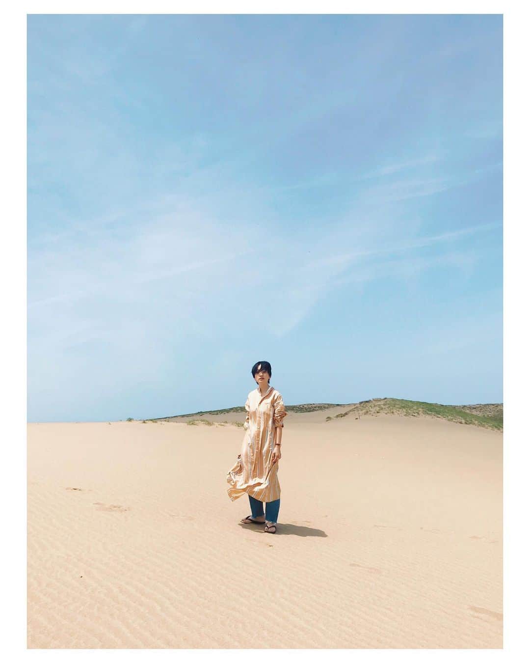 高山都さんのインスタグラム写真 - (高山都Instagram)「はじめての鳥取砂丘。 恵まれすぎたお天気最高。 褒められるシャツワンピースは @galerievie_jp のもの。 風が強かったから、デニム履いてきて正解だった。 #都ふく 砂丘ではビーサンに履き替えて。 #鳥取 #鳥取砂丘 #都の旅の記録」5月17日 15時09分 - miyare38