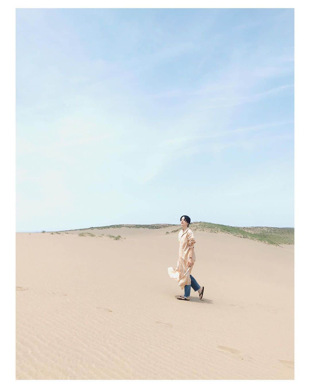 高山都さんのインスタグラム写真 - (高山都Instagram)「はじめての鳥取砂丘。 恵まれすぎたお天気最高。 褒められるシャツワンピースは @galerievie_jp のもの。 風が強かったから、デニム履いてきて正解だった。 #都ふく 砂丘ではビーサンに履き替えて。 #鳥取 #鳥取砂丘 #都の旅の記録」5月17日 15時09分 - miyare38