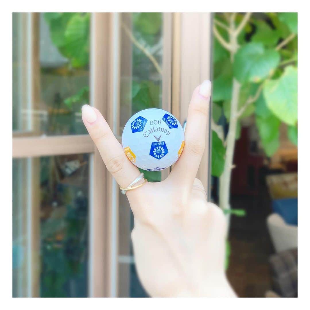 筒井萌子のインスタグラム：「* Hawaii🌴のKapolei golf club でしか買えないボール 優しいねぇさん(@yurie808golf )がくれたの◟́◞̀♡ ひまわり🌻みたいで可愛い😍 これは使えない。コレクションにする⸜♡⸝ ・ みうの手かりた🐥🌼 ・ #tbs #ドラマ #筒井萌子 #女優 #actress #モデル #model #ヨークシャテリア #ヨーキー  #岡山 #shooting #instagood #instalike #撮影 #followme #instalike #ゴルフ #ゴルフ女子 #シャネル #CHANEL #chanel #キャロウェイ」