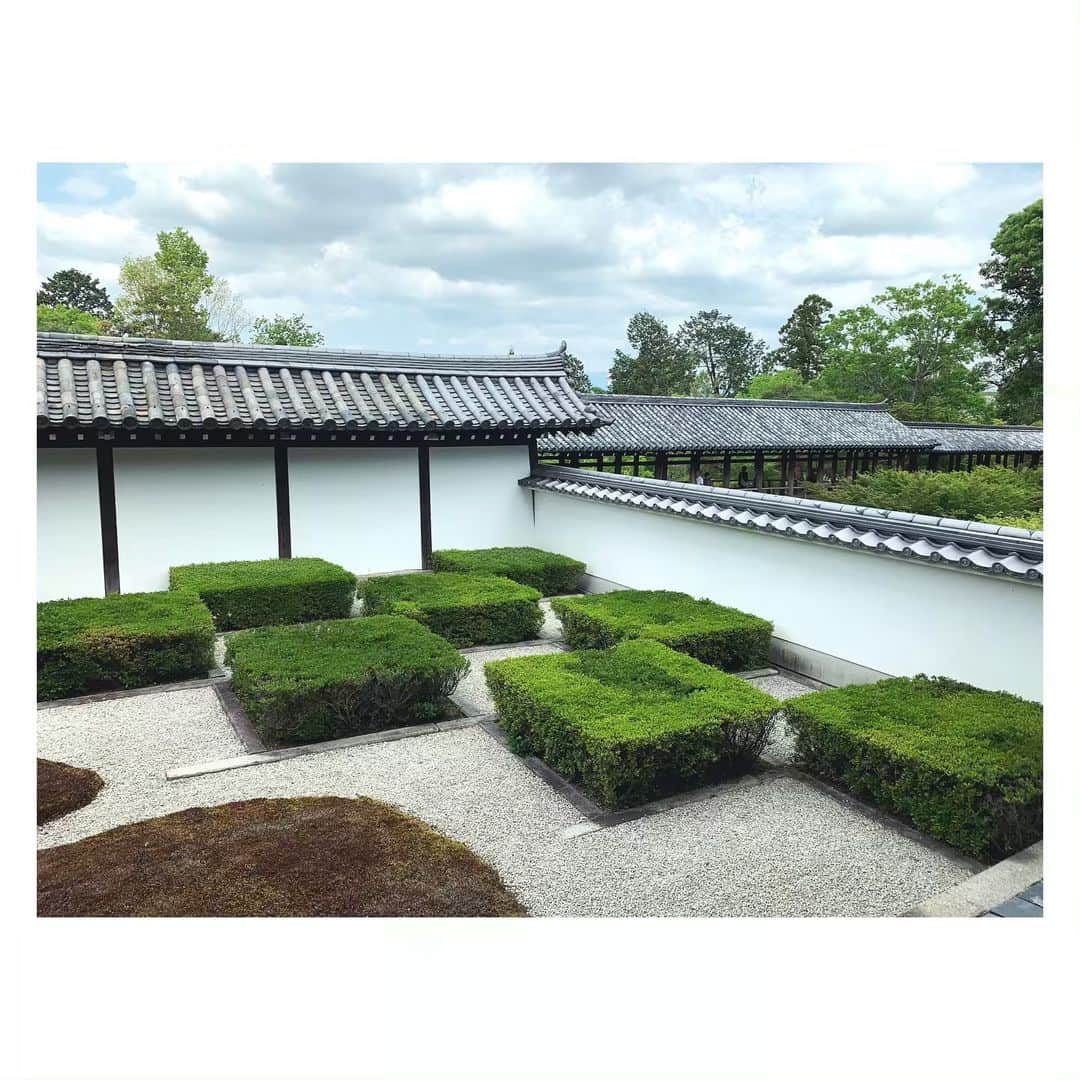 上村彩子さんのインスタグラム写真 - (上村彩子Instagram)「. . 東福寺方丈の庭園。 東福寺自体は鎌倉時代創建ですが、 この庭園は1939(昭和14)年に つくられたそう。 . . 東西南北に４つの庭園があるのですが、 １枚目の北庭は苔と石でモダンな感じの市松模様。 ２枚目の東庭のテーマは『小宇宙』。 何を表しているか、わかりますか？💫 . . #京都#京都散策#東福寺」5月17日 15時11分 - saekokamimura