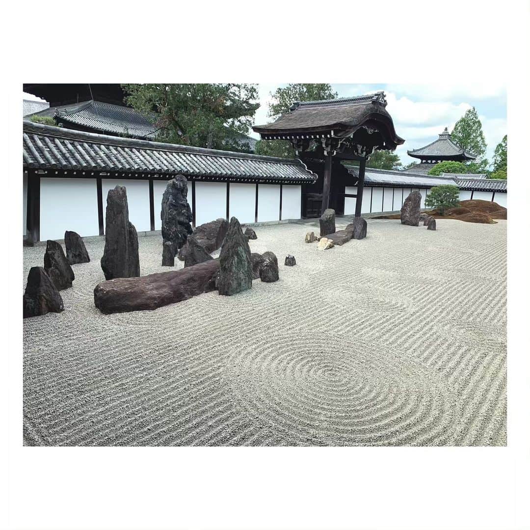 上村彩子さんのインスタグラム写真 - (上村彩子Instagram)「. . 東福寺方丈の庭園。 東福寺自体は鎌倉時代創建ですが、 この庭園は1939(昭和14)年に つくられたそう。 . . 東西南北に４つの庭園があるのですが、 １枚目の北庭は苔と石でモダンな感じの市松模様。 ２枚目の東庭のテーマは『小宇宙』。 何を表しているか、わかりますか？💫 . . #京都#京都散策#東福寺」5月17日 15時11分 - saekokamimura