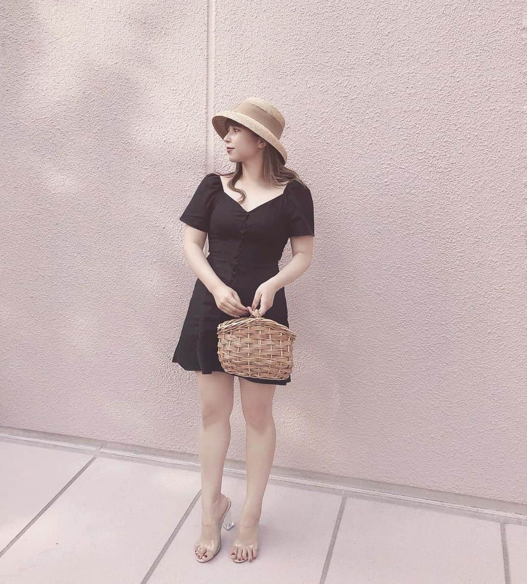 puinpiさんのインスタグラム写真 - (puinpiInstagram)「ブラックの服を着ると、 珍しがられる私。 ： とても好きな色なんだけど、 私は顔がキツく見えちゃうタイプなので 小物で少し柔らかくしています♡ ： hatのお問い合わせかなり頂いているんですが、 新作のhatは、石田製帽さんとのコラボアイテムなの☺️ 来週デザインや発売日について、お話するね♡ ： ： #Pui#Puishop#ワンピース#ミニワンピース#ストローハット#バスケット#ハット#コーデ#コーデ記録#石田製帽#コラボ#黒ワンピ  #ヒール履いてるくせにつま先立ちしてもりに盛った#カメラマンよありがとう#プイ」5月17日 20時47分 - puinpi