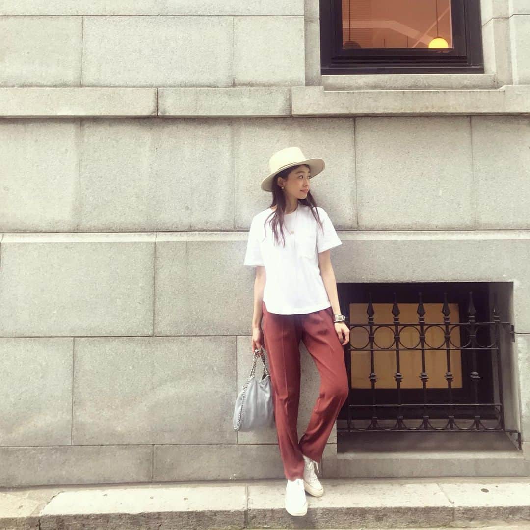 のインスタグラム：「今日は暖かかったですねー🌞というか日中は暑いくらいで💦私はTシャツで過ごしてました🌈🌈白のTシャツは何枚あっても万能なアイテムなので少しの違いでも毎年何だかんだ買い足している。 今年はGAP @gap_jp のポケット付きのTシャツも仲間入りさせました‼️ シンプルな中のちょっとしたポケットとか短めの丈とかに合わせてゆるっとしてるけどきちっとしてるみたいな感じが楽しい。パンツもそんな感じで合わせました🧡 今、「GAP MOMENT.そのままがかっこいい」をコンセプトとしたanna magazineとのタイアップもやっていてGAPのTシャツをそれぞれのスタイルで自分らしくライフスタイルを送ることの大切さが紹介されてるよ〜  例えばモデルはこうじゃなきゃいけないとかそういうのを飛び越えていけたら楽しいなと思いました。  #GAPMOMENT #そのままがかっこいい #GapTシャツ #Tシャツ #pr #fashion #code #coordinate #ootd #todaysoutfit #ファッション #コーデ #コーディネート #casual」