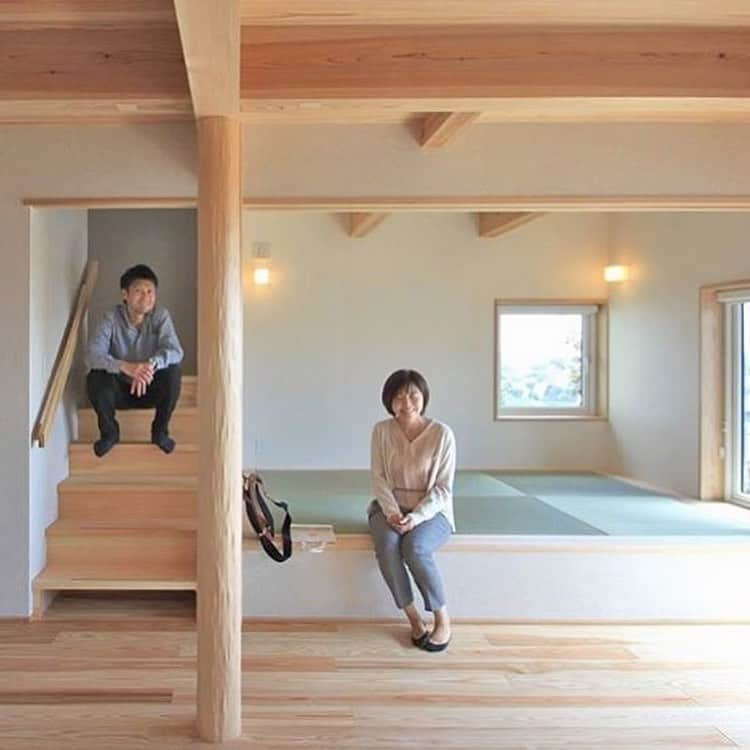 シーエッチ建築工房 さんのインスタグラム写真 - (シーエッチ建築工房 Instagram)「⠀⠀⠀⠀⠀⠀ 無垢の杉板のフローリングは柔らかく、 裸足でも気持ちいいのですが、 ⠀⠀⠀⠀⠀⠀ 「やっぱり畳も欲しい。」 畳好きなオーナーさんは 結構いらっしゃいます。 ⠀⠀⠀⠀⠀⠀ 和室として区切らず、 リビングやダイニングと つながりのある空間は、 ⠀⠀⠀⠀⠀⠀ 家族の会話も、つながります。 ⠀⠀⠀⠀⠀⠀ ⠀⠀⠀⠀⠀⠀ ⠀⠀⠀⠀⠀⠀⠀⠀⠀⠀⠀⠀ ──────────── 株式会社シーエッチ建築工房 兵庫県宝塚市仁川台76番地 0798-52-8863 https://www.ch-wood.co.jp ──────────── @ch_kenchiku ⠀⠀ ⠀⠀ #シーエッチ建築工房 #木の家 #注文住宅 #新築 #一戸建て#家づくり #住まい #暮らし #日々のこと #マイホーム #たからづかな生活#ときめく日々がたからもの宝塚 #宝塚市 #西宮市 #伊丹市 #川西市 工務店 #自然素材 #国産材 #暮らしを楽しむ #自然と暮らす #こどもと暮らす #季節を楽しむ #吹抜け #ベンチ #小上がり #畳 #収納 #畳リビング」5月17日 20時46分 - ch_kenchiku