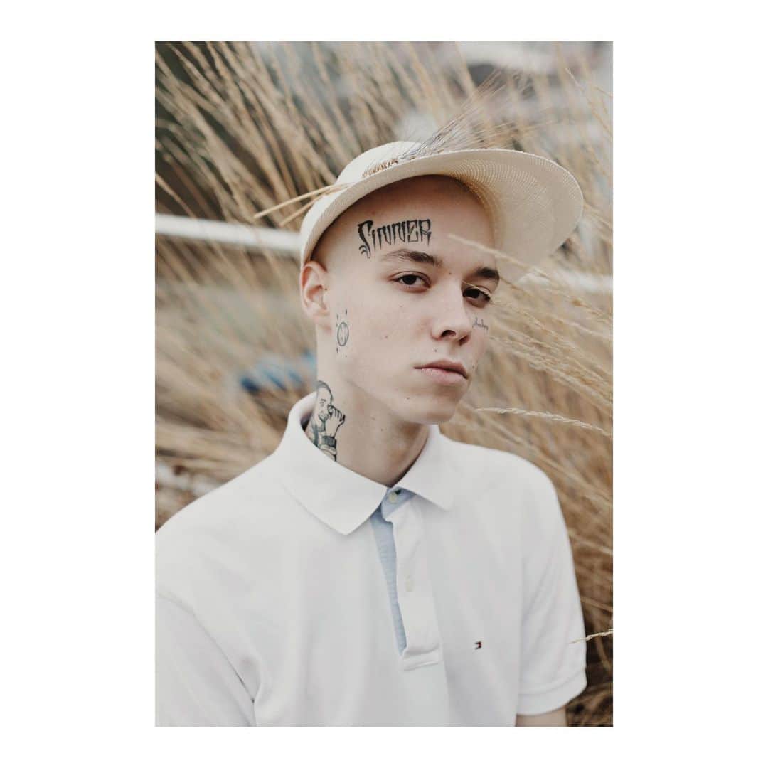 のインスタグラム：「Mühlbauer | #ss19collection ▪️ @moonman356 and GIGI. Gigi is a #sunvisor made of #panamastraw . Panama straw comes from #ecuador . This one is definitely an #itpiece for #elegant summer occasions.  #handmade #unisexfashion #hatmaker 📷 @ninakvk」