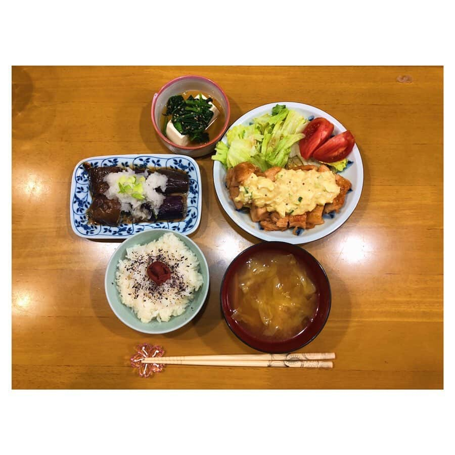 永井葉月さんのインスタグラム写真 - (永井葉月Instagram)「________________________________________ Hazu'kitchen👩‍🍳❤️ 今日は "チキン南蛮" "ナスの煮びたし" "ほうれん草の胡麻和え豆腐" "キャベツとさつま揚げの味噌汁" でした🙆‍♀️ これから沢山載せていきたいのですが、 今困ってることが.......。 誰か"Hazu'kitchen"の 毎回使える可愛い絵を書いてくれませんか？🤔 期間は5月17日～19日です!!! 可愛いくて私っぽい絵を ぜひ、提供してください笑🙇‍♀️ 採用された方は私からちょっとした プレゼントを考えてます🎁✨ ※メッセージで画像送ってください☺️ 今回は私が書いた下手くそな絵で。 皆さん待ってます👀💗 📷☞📷☞📷 ________________________________________ #料理 #美味しいご飯 #料理初心者  #料理が好き #ヘルシーごはん  #ご飯作り #スイーツ作り #趣味  #頑張ります  #チキン南蛮  #ナスの煮びたし #味噌汁  #ほうれん草の胡麻和え」5月17日 20時38分 - hazuki815hazuki