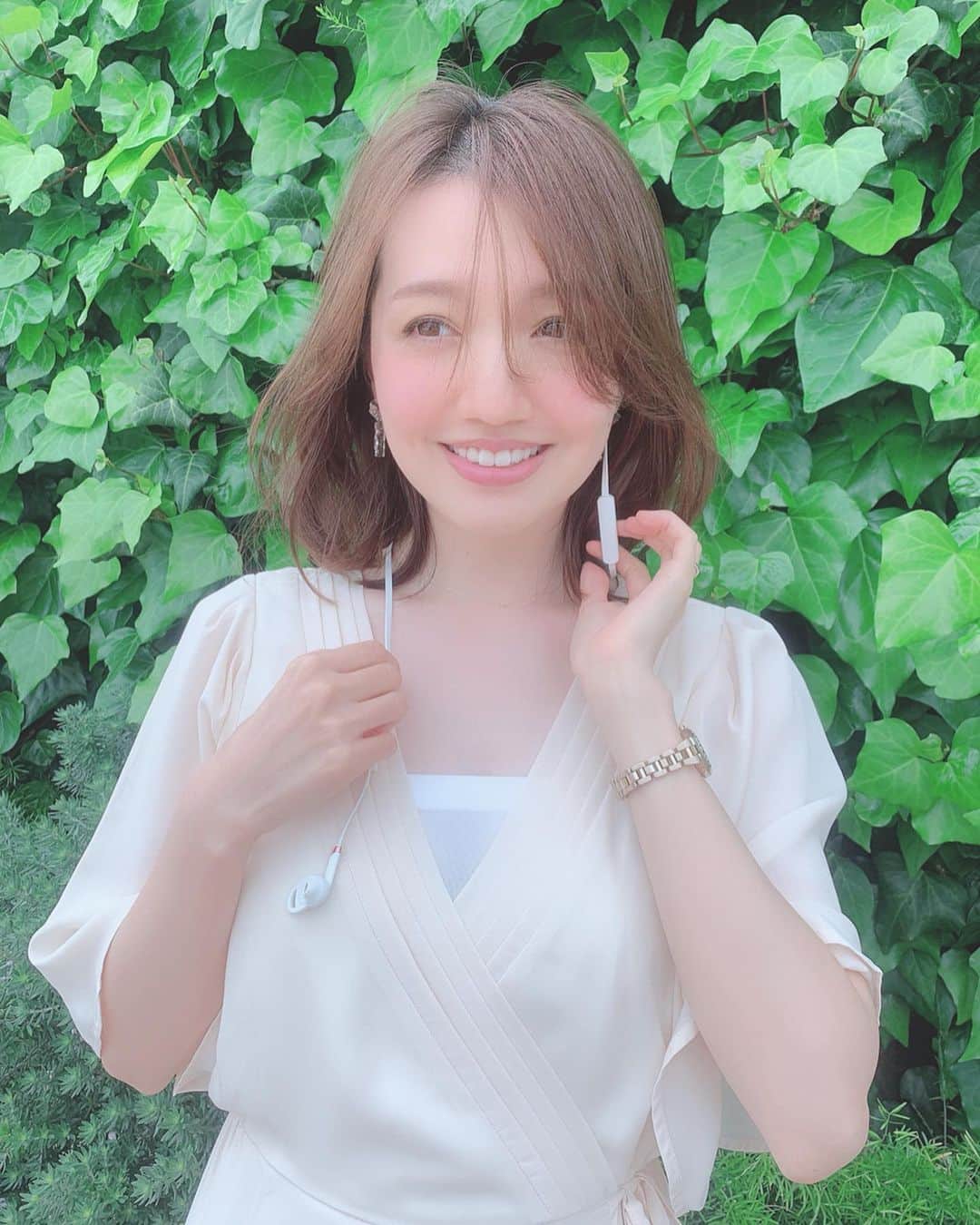 赤松麻里菜さんのインスタグラム写真 - (赤松麻里菜Instagram)「子どもができてぐっと少なくなった、好きな音楽を聴く時間😌🎧 貴重な時間だからこそ大切にしたいなあ💍 ・ #イヤホン は#sudio @sudio のTRETTONを愛用しています🎷✨ ワイヤレスで耳から落ちにくいからとっても便利🥰見た目も可愛くてお気に入りです🎼💕 ・ 🎶クーポンコード「marigram」で 公式サイトで15%OFFになります☺️(有効期限7/31) 🎶7月31日までイヤホンをお買い上げの方には、無料でオリジナルトートバッグをプレゼントしてます🎁 ※キャンペーン期間は在庫がなくなり次第終了となります。 Thank you @sudio ❣️ #ワイヤレスイヤホン #sudiomoments」5月17日 20時38分 - marigram0726