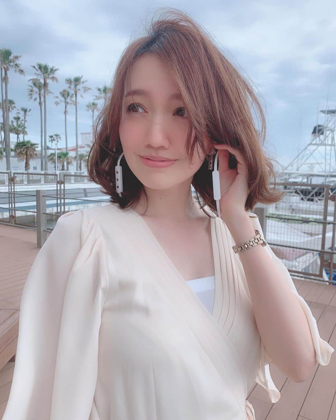 赤松麻里菜さんのインスタグラム写真 - (赤松麻里菜Instagram)「子どもができてぐっと少なくなった、好きな音楽を聴く時間😌🎧 貴重な時間だからこそ大切にしたいなあ💍 ・ #イヤホン は#sudio @sudio のTRETTONを愛用しています🎷✨ ワイヤレスで耳から落ちにくいからとっても便利🥰見た目も可愛くてお気に入りです🎼💕 ・ 🎶クーポンコード「marigram」で 公式サイトで15%OFFになります☺️(有効期限7/31) 🎶7月31日までイヤホンをお買い上げの方には、無料でオリジナルトートバッグをプレゼントしてます🎁 ※キャンペーン期間は在庫がなくなり次第終了となります。 Thank you @sudio ❣️ #ワイヤレスイヤホン #sudiomoments」5月17日 20時38分 - marigram0726