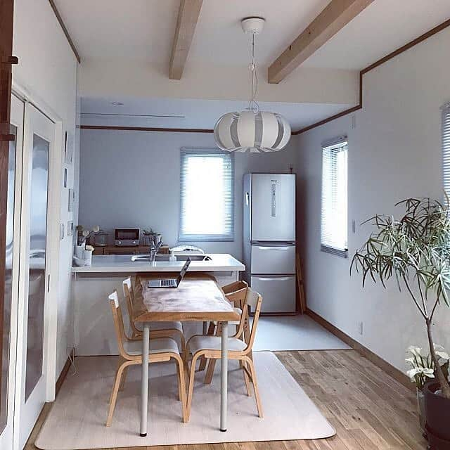 RoomClipJPさんのインスタグラム写真 - (RoomClipJPInstagram)「『IKEA照明のある部屋』個性的なデザインが存在感抜群の照明はIKEAのもの。シェードからこぼれる光が柔らかい雰囲気になります。4,000枚のIKEA照明の部屋実例を参考にしてみてください⠀⠀ .⁣⠀⠀ Photo:konomirin(RoomNo.4668532)▶︎この部屋のインテリアはRoomClipのアプリからご覧いただけます。アプリはプロフィール欄から⁣⠀⠀ .⁣⠀⠀ 投稿イベント開催中です【まもなく終了する投稿イベント】『断捨離できなかったもの 〜どうしても捨てられない！〜〜5/19』『初DIYで作ったもの〜5/19』⁣⠀⠀ .⁣⠀⠀ #RoomClip#interior#interiordesignideas#homedecor#interiors#decorations#instahome#homestyle#homedecoration#homeinterior#homeinspiration#arquitetura#japan#インテリア#部屋#日々#新築#リビング#ダイニング#観葉植物#キッチン#ikea#照明#diy#テーブル#冷蔵庫#シンプル#ベビーチェア#こどものいる暮らし」5月17日 20時39分 - roomclipjp