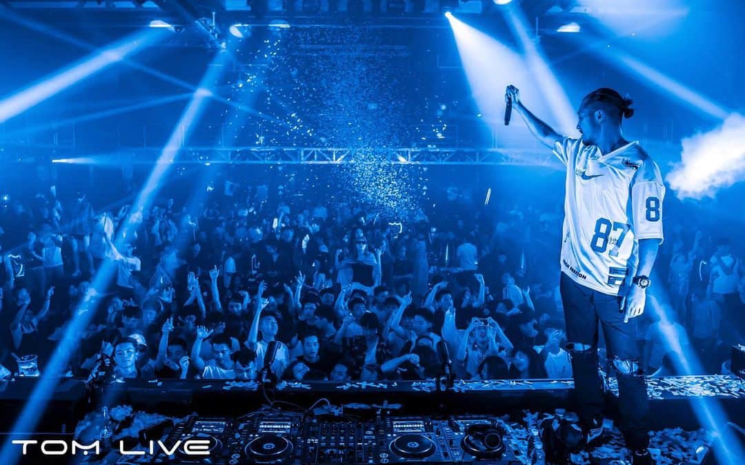 KENTOのインスタグラム：「𝐖𝐄𝐄𝐊𝐄𝐍𝐃 𝐌𝐎𝐃𝐄 🎤 #chinatour2019 #china #shenzhen #tomlive #tomliveshenzhen #djtour #djlife #djstyle #internationaldj #djcity #djcityjapan #beepmmgmt #pioneerdj #sgartistsmanagement #axcell #weareaxcell」
