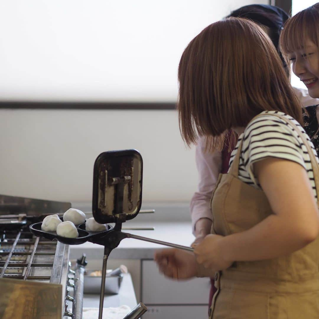 福岡女子短期大学さんのインスタグラム写真 - (福岡女子短期大学Instagram)「＠太宰府地域学 今日は「太宰府地域学－食文化と健康との関わり－」の福嶋先生の講座では、太宰府館🍒にて「梅ヶ枝餅づくり体験🍴」を行いました。 . 「梅ヶ枝餅🌱」は、梅ヶ枝餅の粉（もち米にほんの少しのうるち米を混ぜ粉にしたもの）を水で練り、小豆の餡を練りあげた梅ヶ枝餅の粉で包み、団子を作り、その団子を焼き型で焼きあげて作ります💕 . 「梅ヶ枝餅づくり体験🎀」で初めて作ったという学生も多かったようですが、美味しく🎉出来上がりました😋😊😆 . #福岡女子短期大学 #福女短 #女子短大 #短期大学 #講義 #短大生 #太宰府地域学 #太宰府 #梅ヶ枝餅 #体験 #餅 #福岡名物 #短大生 #写真 #短大生 #女子大生 #大学生 #スイーツ #太宰府巡り #太宰府グルメ #福岡観光 #和菓子 #食べ歩き #甘いもの好き #あんこ #大宰府天満宮 #大宰府 #太宰府天満宮 #fwjc . ========[ 資料請求 ]======== ． 新しい福岡女子短期大学の資料請求（2020大学案内）を無料送付中です。本学ホームページからお気軽に申し込みください。 . 子ども学科/健康栄養学科 音楽科/文化教養学科 ． 福岡女子短期大学 住所：‪‪福岡県太宰府市五条四丁目16番1号‬‬ tel：‪‪092-922-4034‬‬（代表） . =======================」5月17日 20時42分 - fukuoka_wjc