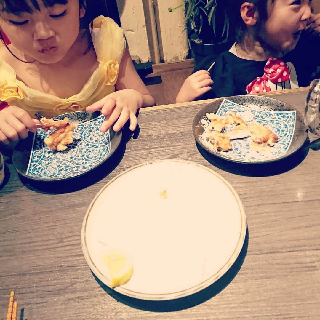 西山茉希さんのインスタグラム写真 - (西山茉希Instagram)「#よく食べ #よく歌い #よく笑う  そんな夜はにっこにこー。  #☺️☺️☺️ 謎に祈りはじめたーズ。  なんか、いいよ。  #ありがとうも #ごちそうさまも #大切にいこ」5月17日 15時23分 - maki.nshiyama50