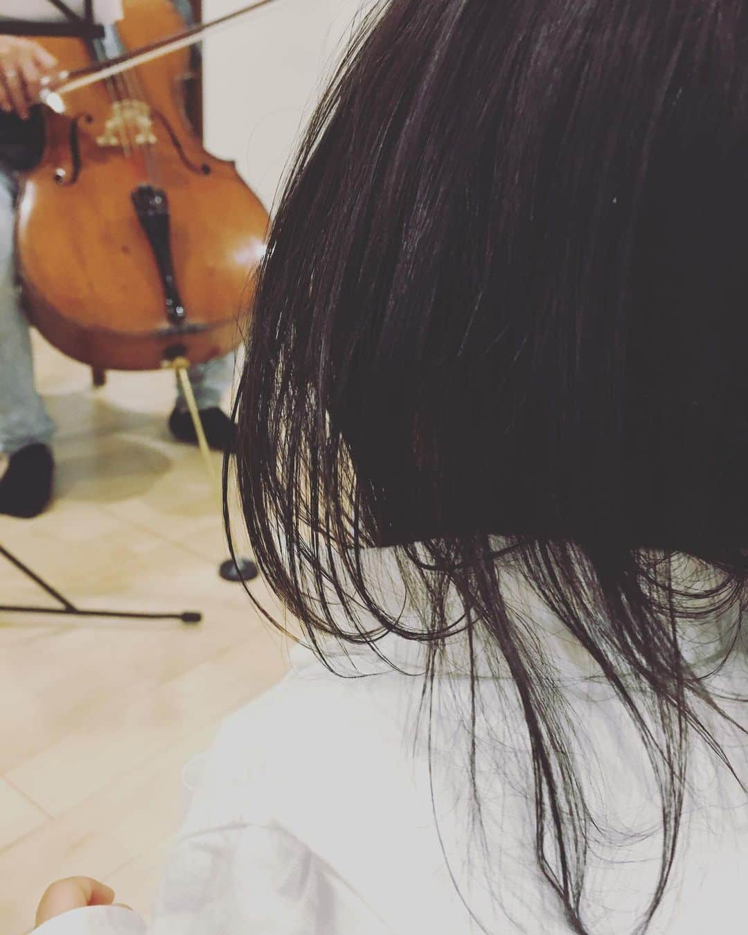 松尾依里佳さんのインスタグラム写真 - (松尾依里佳Instagram)「またまたチェロの音色を聴かせてもらい、立ちすくむ娘…🐹💓よかったね✨リハーサルも順調です！サポートしてくれる主人や両親たち、そして娘に感謝💕 #ミニコンサート #ヴァイオリン #チェロ #デュオ #大塚国際美術館」5月17日 15時18分 - erika.matsuo