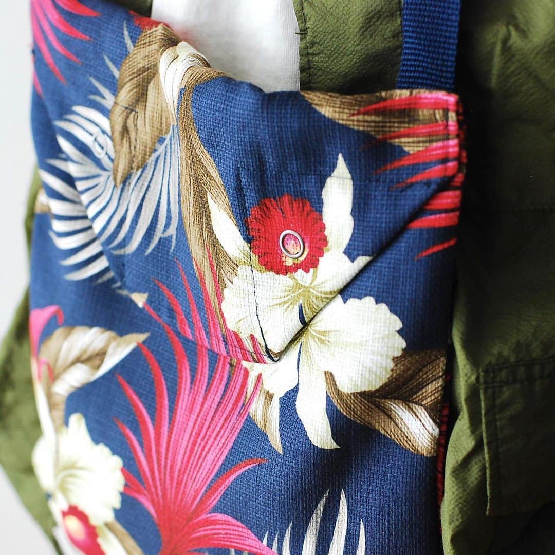 wonder_mountain_irieさんのインスタグラム写真 - (wonder_mountain_irieInstagram)「_ Engineered Garments / エンジニアードガーメンツ "Shoulder Pouch -Hawaiian Floral Java Cloth-" ￥11,880- _ 〈online store / @digital_mountain〉  http://www.digital-mountain.net/shopdetail/000000009205/ _ 【オンラインストア#DigitalMountain へのご注文】 *24時間受付 *15時までのご注文で即日発送 *1万円以上ご購入で送料無料 tel：084-973-8204 _ We can send your order overseas. Accepted payment method is by PayPal or credit card only. (AMEX is not accepted)  Ordering procedure details can be found here. >> http://www.digital-mountain.net/smartphone/page9.html _ 本店：#WonderMountain  blog> http://wm.digital-mountain.info/ _ #NEPENTHES #EngineeredGarments #エンジニアードガーメンツ #ネペンテス _ 〒720-0044 広島県福山市笠岡町4-18 JR 「#福山駅」より徒歩10分 (12:00 - 19:00 水曜定休) #ワンダーマウンテン #japan #hiroshima #福山 #福山市 #尾道 #倉敷 #鞆の浦 近く _ 系列店：@hacbywondermountain _」5月17日 15時18分 - wonder_mountain_