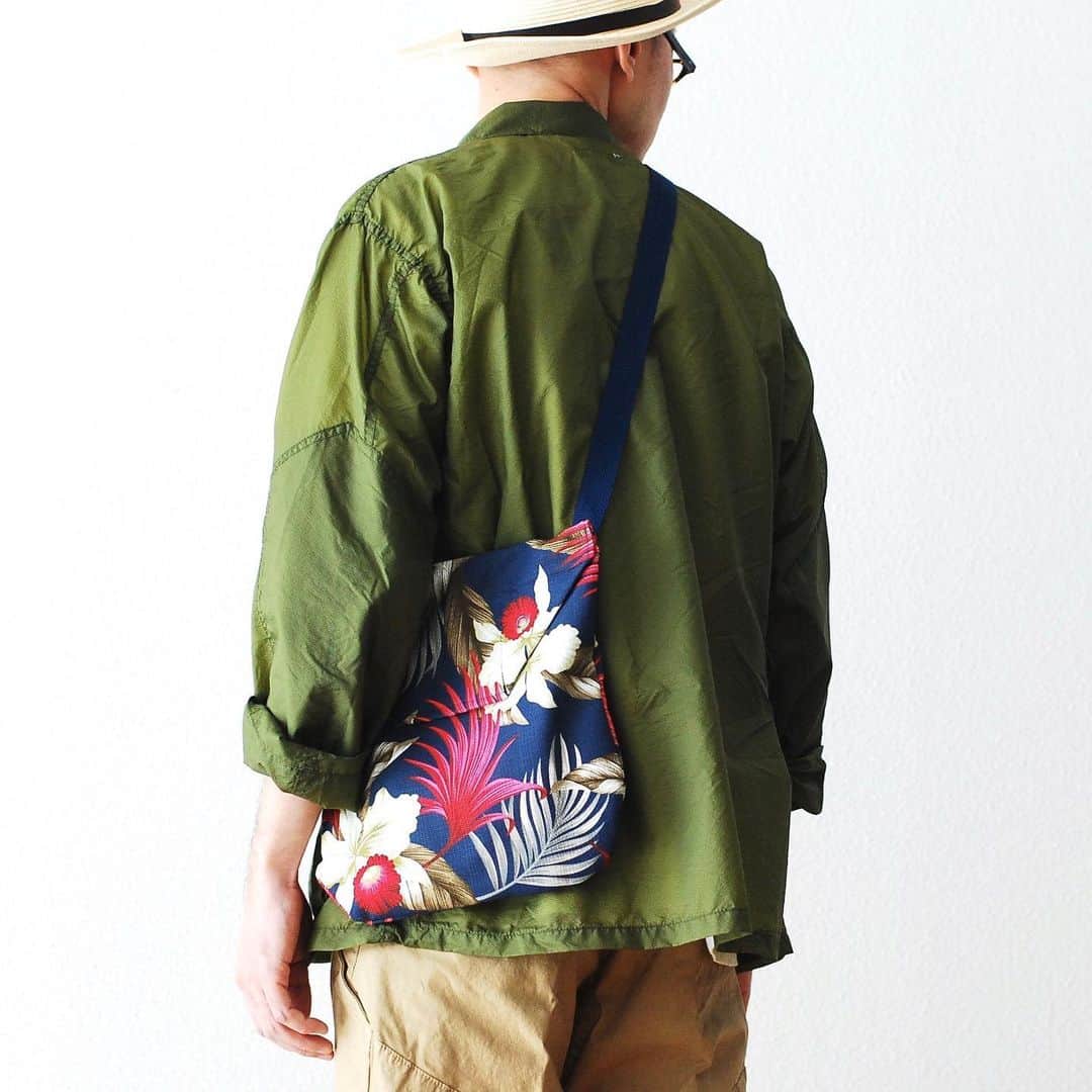wonder_mountain_irieさんのインスタグラム写真 - (wonder_mountain_irieInstagram)「_ Engineered Garments / エンジニアードガーメンツ "Shoulder Pouch -Hawaiian Floral Java Cloth-" ￥11,880- _ 〈online store / @digital_mountain〉  http://www.digital-mountain.net/shopdetail/000000009205/ _ 【オンラインストア#DigitalMountain へのご注文】 *24時間受付 *15時までのご注文で即日発送 *1万円以上ご購入で送料無料 tel：084-973-8204 _ We can send your order overseas. Accepted payment method is by PayPal or credit card only. (AMEX is not accepted)  Ordering procedure details can be found here. >> http://www.digital-mountain.net/smartphone/page9.html _ 本店：#WonderMountain  blog> http://wm.digital-mountain.info/ _ #NEPENTHES #EngineeredGarments #エンジニアードガーメンツ #ネペンテス _ 〒720-0044 広島県福山市笠岡町4-18 JR 「#福山駅」より徒歩10分 (12:00 - 19:00 水曜定休) #ワンダーマウンテン #japan #hiroshima #福山 #福山市 #尾道 #倉敷 #鞆の浦 近く _ 系列店：@hacbywondermountain _」5月17日 15時18分 - wonder_mountain_