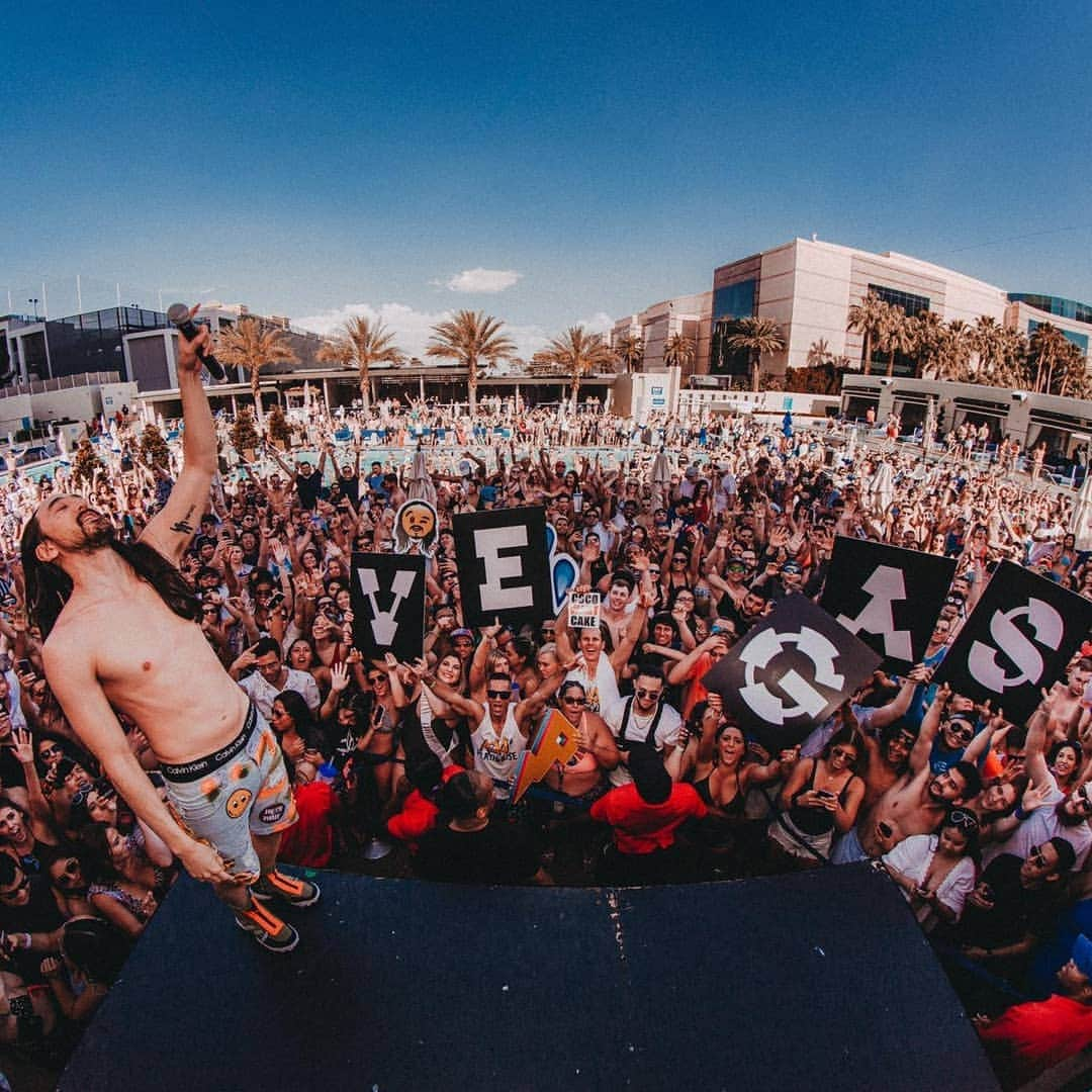 スティーヴ・アオキさんのインスタグラム写真 - (スティーヴ・アオキInstagram)「I can tell everybody already here in Las Vegas for @edc_lasvegas! My show today was amazeballlsss!! @wetrepublic」5月17日 15時31分 - steveaoki