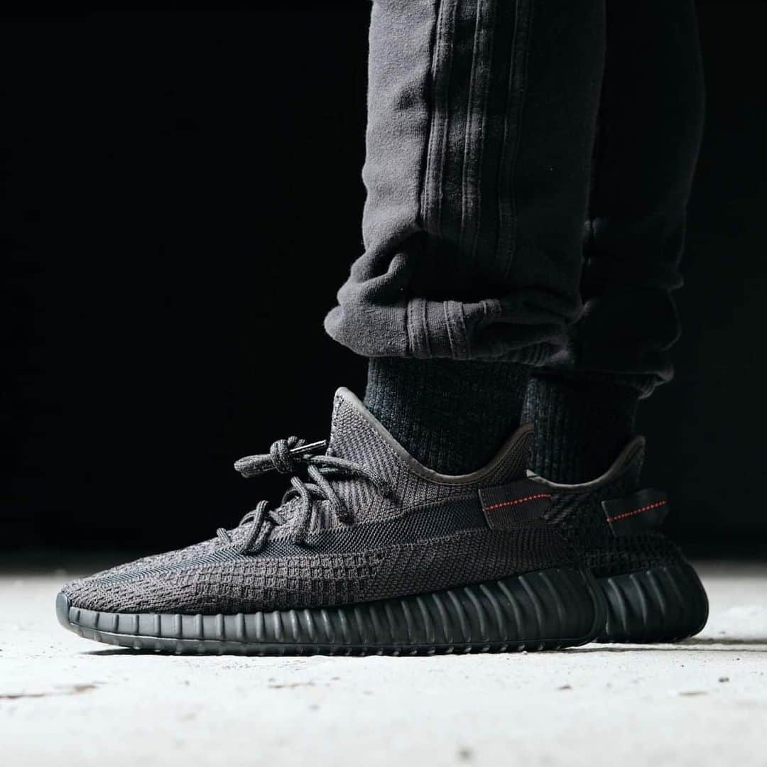 HYPEBEASTさんのインスタグラム写真 - (HYPEBEASTInstagram)「@hypebeastkicks: Here’s an on-feet look at the all-black @adidas YEEZY BOOST 350 V2. Dubbed “Black Static Non-Reflective,” the stealthy iteration is expected to release on June 8. stay tuned for official notes.  Photo: @randygalang / @rylejustinuy」5月17日 15時32分 - hypebeast