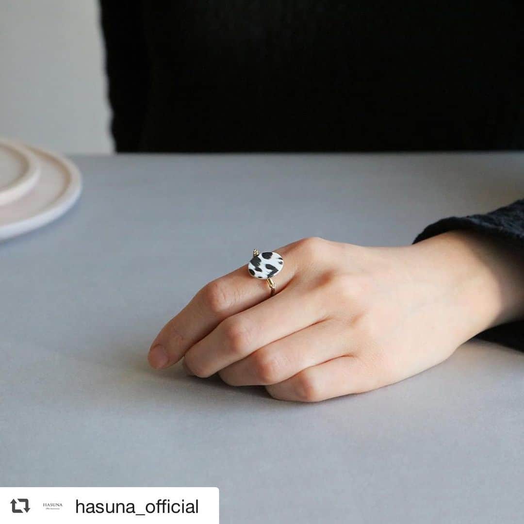 のインスタグラム：「一つとして同じ柄のない、オーガニックな美しさが魅力の「l’unique」。 カリブ海に面した中米ベリーズ産のウィルクス貝を、現地の職人が一つひとつ丁寧にカットし、研磨しています。フィット感の良いDフォルムのリングで、人差し指や中指にワンポイントで着けると、洗練された印象に。  http://hasuna-store.com/SHOP/B23R1118800.html  #repost @hasuna_official via @PhotoAroundApp  l’unique Oval Ring Organic beauty from Belize.  #美しいものでできている #エシカル #PERPETUALJEWELRY #HASUNA #ハスナ #ジュエリー #アクセサリー #表参道 #OMOTESANDO #ethicaljewelry #accessories #accessory #fashion #design #japanesejewelry #japanjewelry #springjewelry」