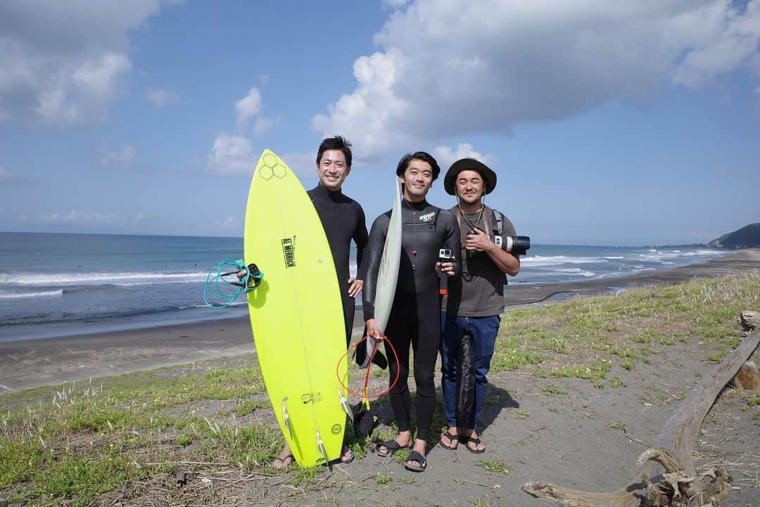 田中毅さんのインスタグラム写真 - (田中毅Instagram)「雑誌「SURFIN’ LIFE」に取材して頂きました。プロサーファーのライディングを間近で見ることが出来て、夢のような時間でした。  @jet_akira さん @kenyutakahashi さん 他 @surfinlifemag スタッフの皆様、貴重な時間をありがとうございました！もっと練習します🏄‍♂️ #surf #surfing #surfinlifemag #日焼け止めで顔真っ白」5月17日 15時34分 - tanaka_ta_ke_shi