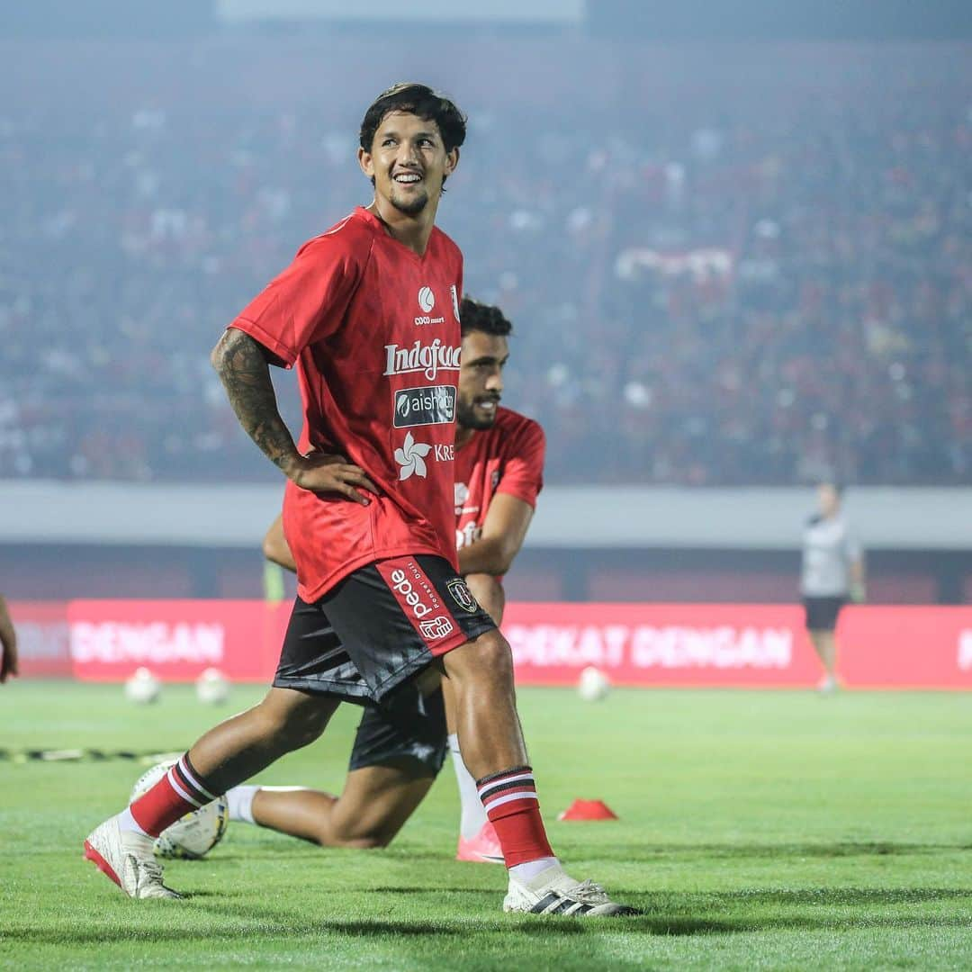 イルファン・バフディムさんのインスタグラム写真 - (イルファン・バフディムInstagram)「Great atmosphere yesterday from both sides! Our supporters and from Persebaya! KITA BERSAUDARA! ⚽️=❤️ #BaliUnitedFC #Liga1 #Persebaya #NSB #Bonek #KitaBersaudara 📸: @ahmadnurprasetyo」5月17日 15時44分 - ibachdim