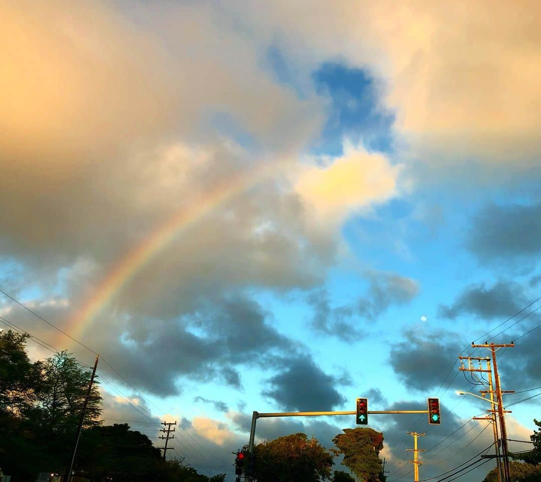 マキ・コニクソンさんのインスタグラム写真 - (マキ・コニクソンInstagram)「今日の帰り道に🌈が見れた！夜7:00前に虹が出るって凄いね！ それだけ日が長くなって来てるんだね！今日は梨花ちゃん&息子君がうちにお泊り！パジャマ パーティやるんだ！ 幾つになってもお泊まり会は楽しいね！ わぁい！わぁい！🤗 今日の最後は虹で〆ました！ ”終わり良ければすべて良し”だね！ #ハワイのおすそ分け🤙🏼 #Happy Life」5月17日 15時47分 - makikonikson