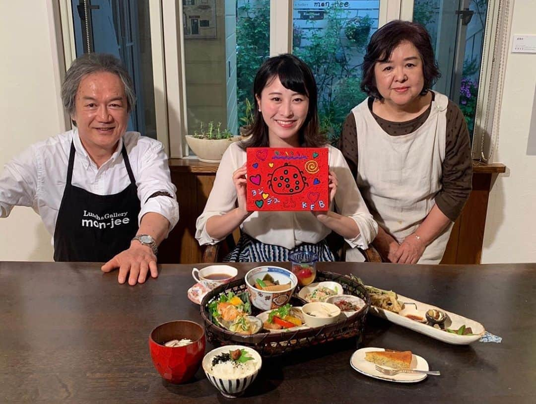 山崎聡子さんのインスタグラム写真 - (山崎聡子Instagram)「🖼 先日ヨジデス中継でお邪魔した ランチ&ギャラリーmon-jeeさん🤗💓 . オーナーの高澤さんが描く芸術作品を眺めながら 見た目も美しいお料理を頂けます🍽 ご自身の自宅を改装していて住宅街にあるため 少し場所は分かりづらい！？ですが、 それも秘密基地みたいで素敵なのです✨  高澤さんのレッスンも受けることができます！絵や工作好きなので、プライベートでも行きたいなぁ🙌🏻💕 🎨 #郡山市 #lunchandgallerymonjee #家庭料理 #なんとこの品数で2000円という驚き価格 #素敵なお店に出会えました🌼」5月17日 15時48分 - 310puu